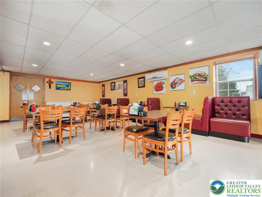 Lower Milford Twp, Pennsylvania, 18036, United States, 2 Bedrooms Bedrooms, ,3 BathroomsBathrooms,Residential,For Sale,1878567