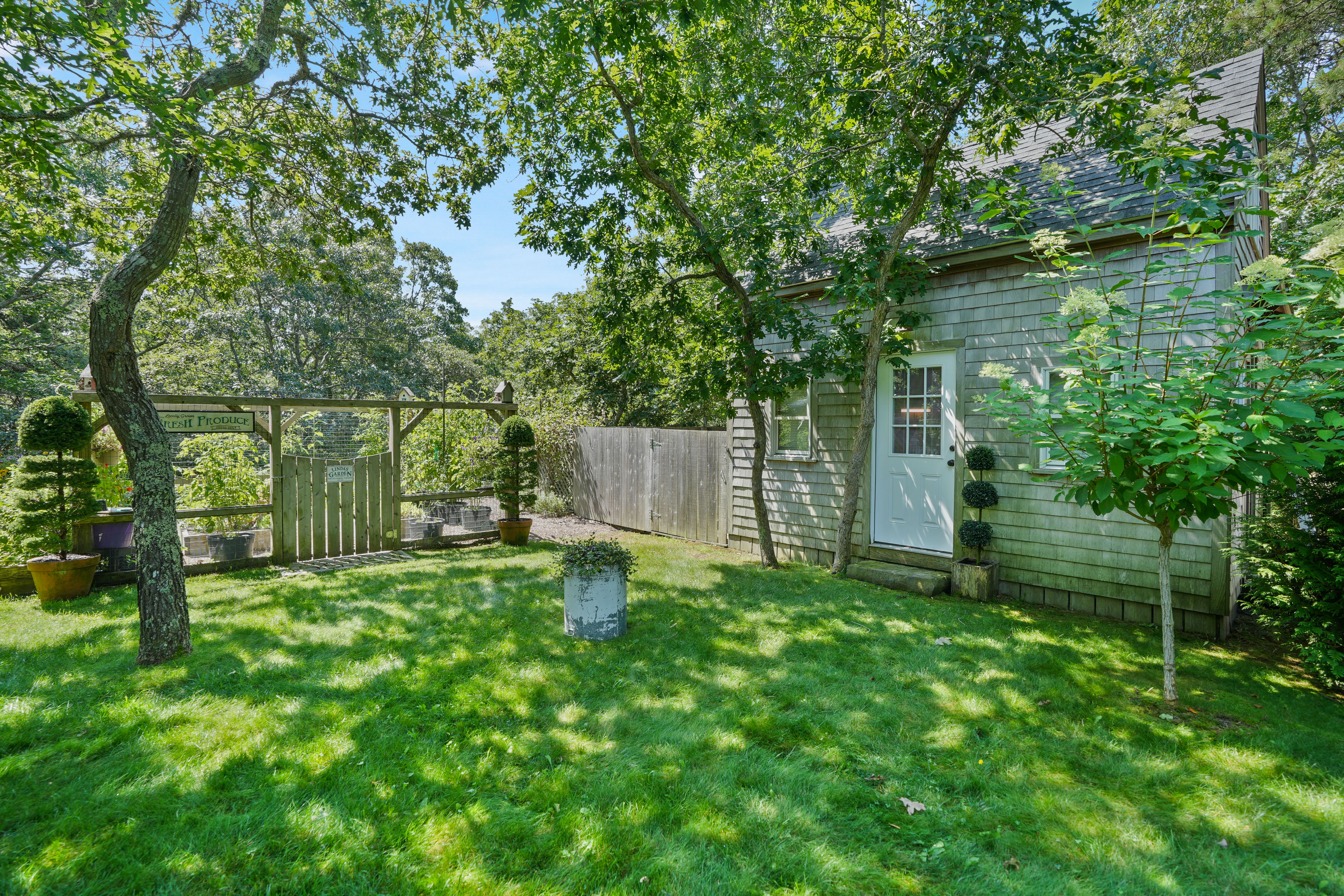  Versatile Edgartown Oasis with Home & Business Potential - 物件實景