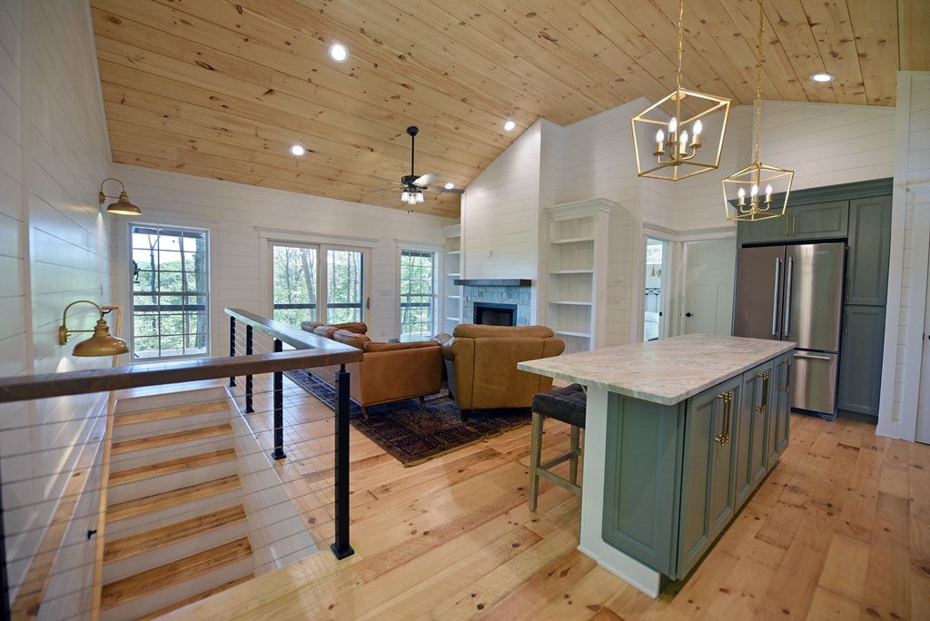 Blue Ridge, Georgia, 30513, United States, 2 Bedrooms Bedrooms, ,2 BathroomsBathrooms,Residential,For Sale,1805607