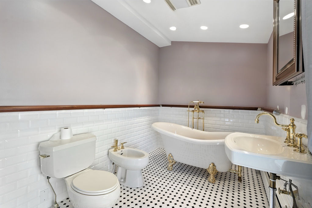 Howard Beach, New York, 11414, United States, 4 Bedrooms Bedrooms, ,4 BathroomsBathrooms,Residential,For Sale,1984168