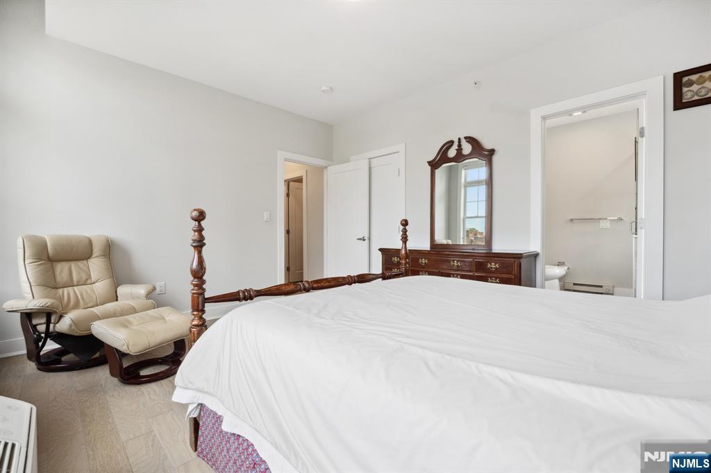 Fort Lee, New Jersey, 07024, United States, 3 Bedrooms Bedrooms, ,3 BathroomsBathrooms,Residential,For Sale,1932356