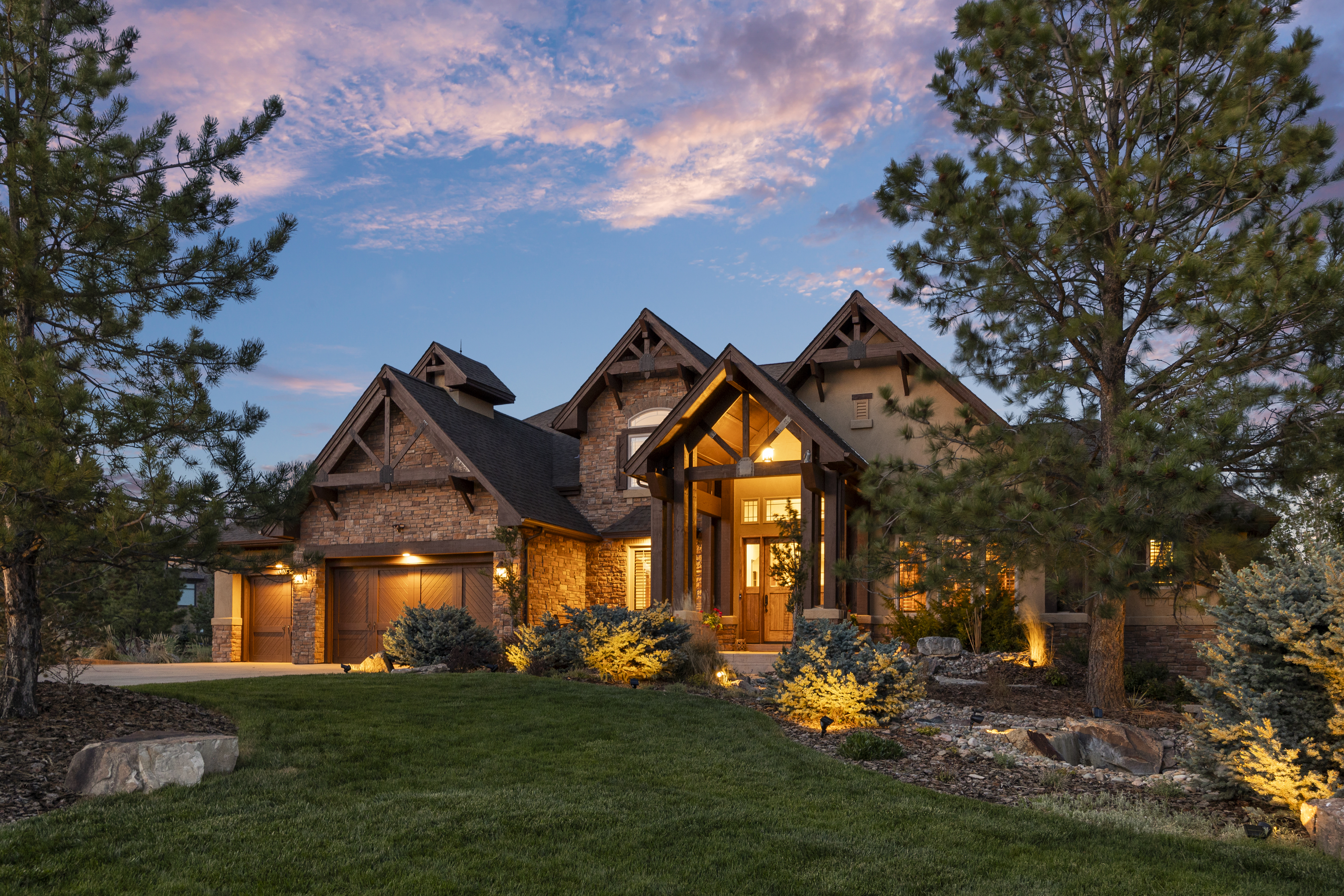  This Mountain Traditional residence is defined by its grand scale, - 物件實景