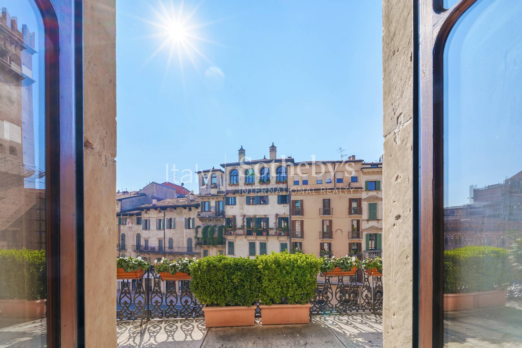  Iconic frescoed residence with terrace in Piazza delle Erbe - 物件實景