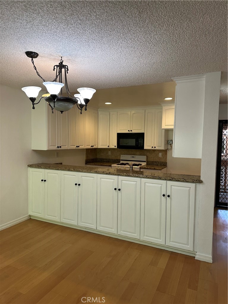 Canoga Park, California, 91303, United States, 2 Bedrooms Bedrooms, ,1 BathroomBathrooms,Residential,For Sale,1995813