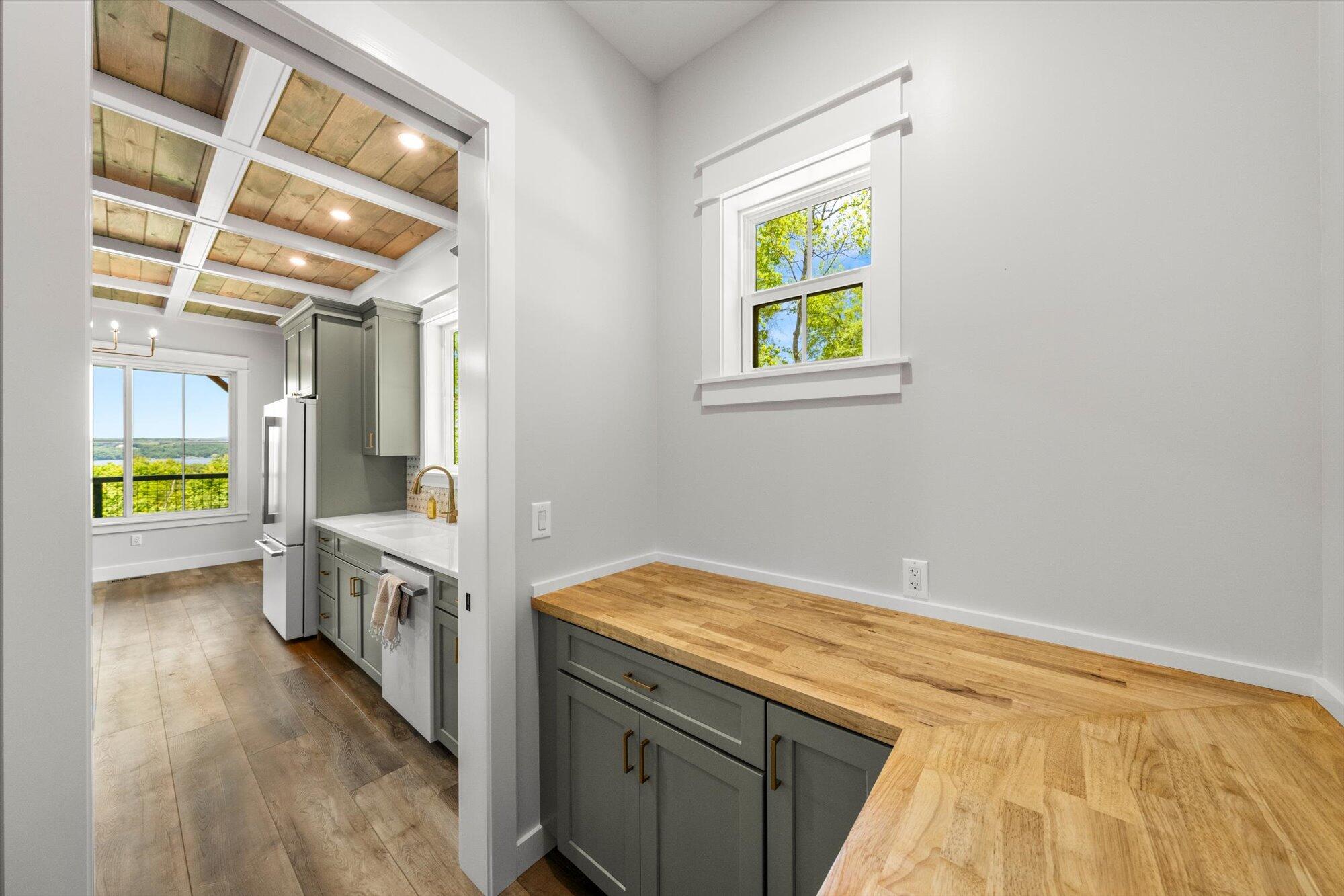 Ten Mile, Tennessee, 37880, United States, 3 Bedrooms Bedrooms, ,3 BathroomsBathrooms,Residential,For Sale,1878796