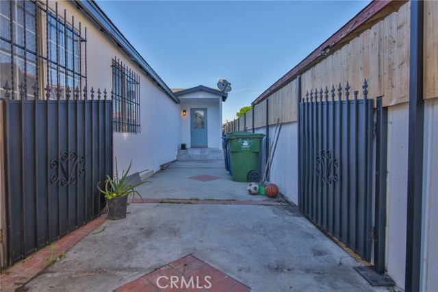 Los Angeles, California, 90003, United States, 4 Bedrooms Bedrooms, ,Residential,For Sale,2010724