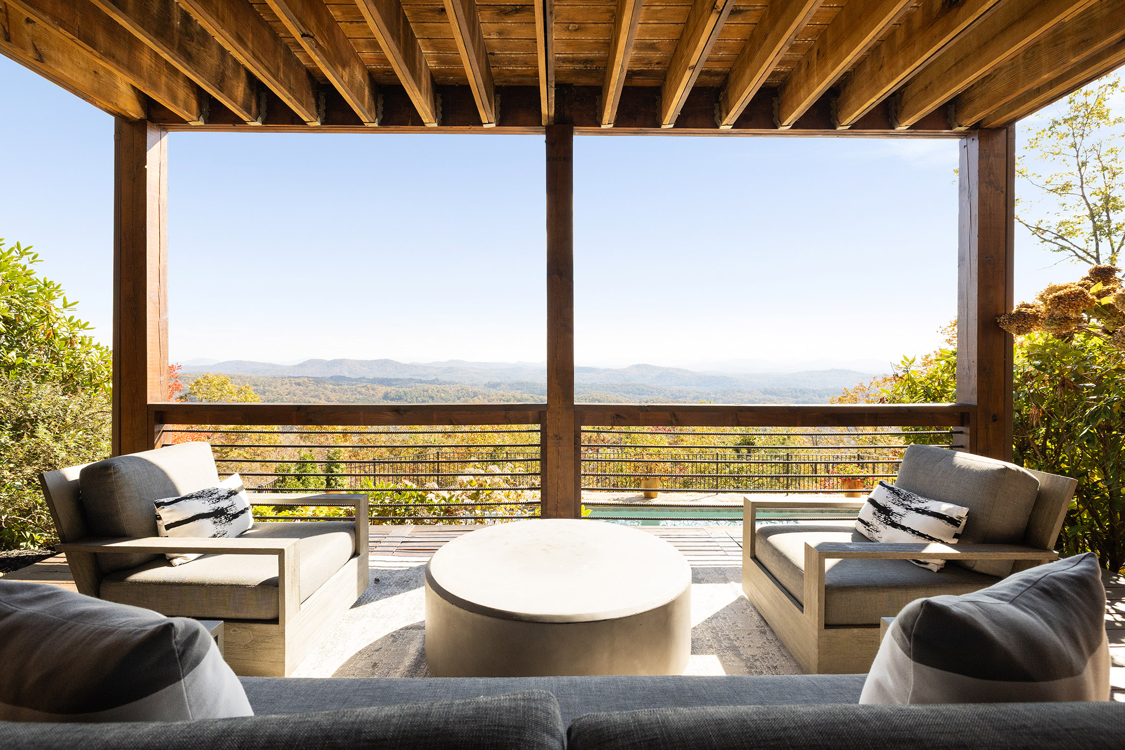  Mineral Bluff Retreat Offers Resort-caliber Outdoor Living and Sweeping Views - 物件實景