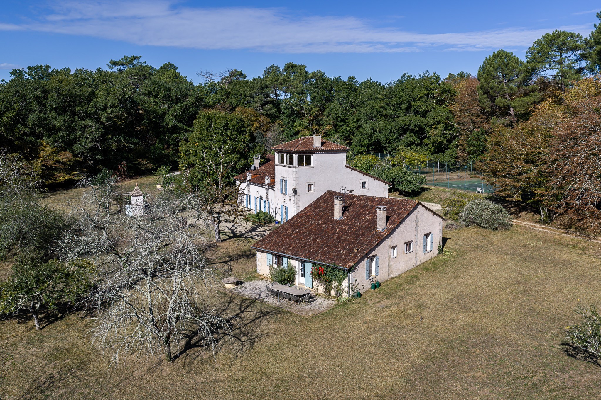  Property of 700m² with swimming pool, tennis court, ponds over more than 40 hec… - 物件實景