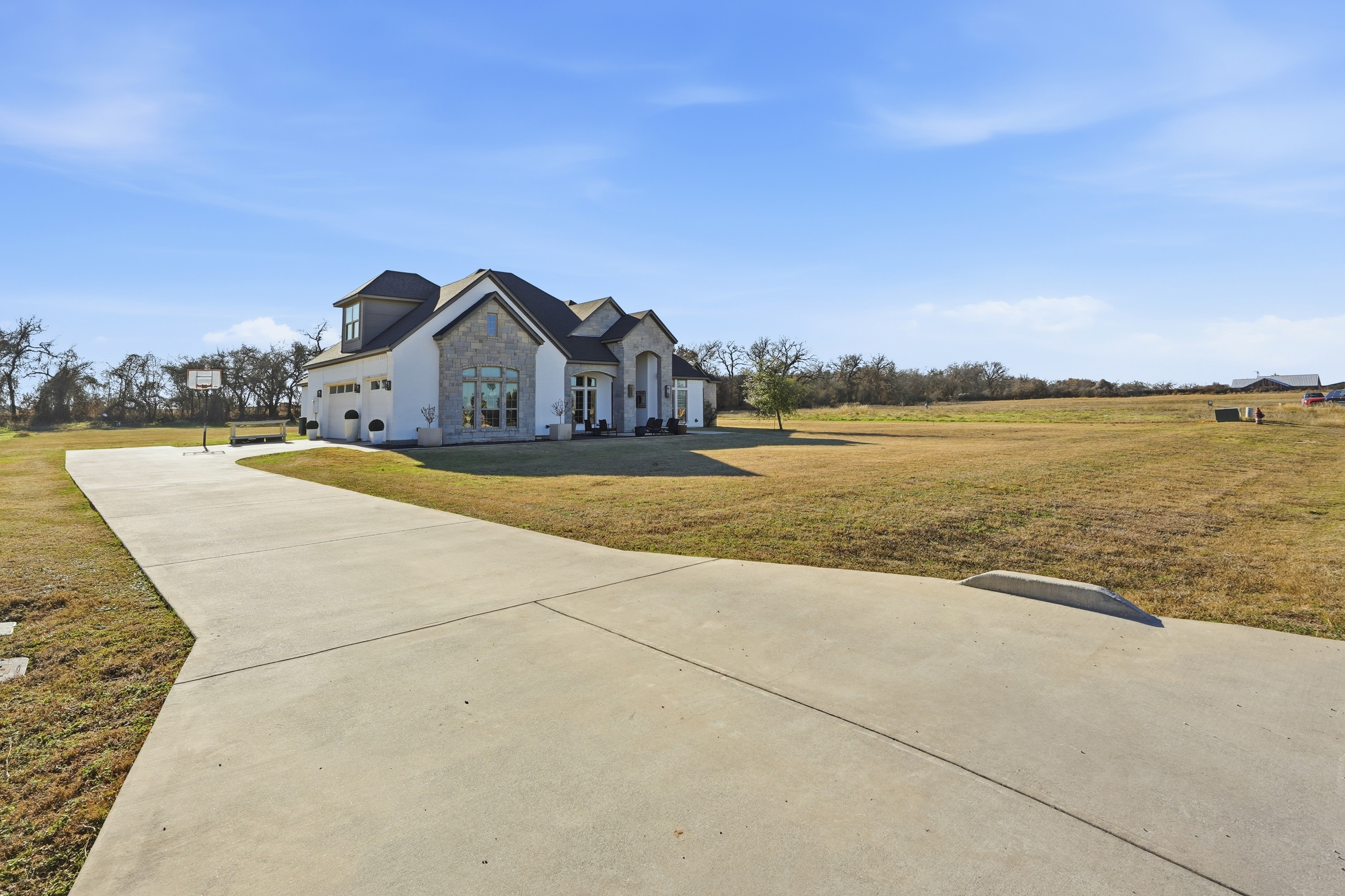  a private gated retreat where  luxury meets texas tranquility - 物件實景