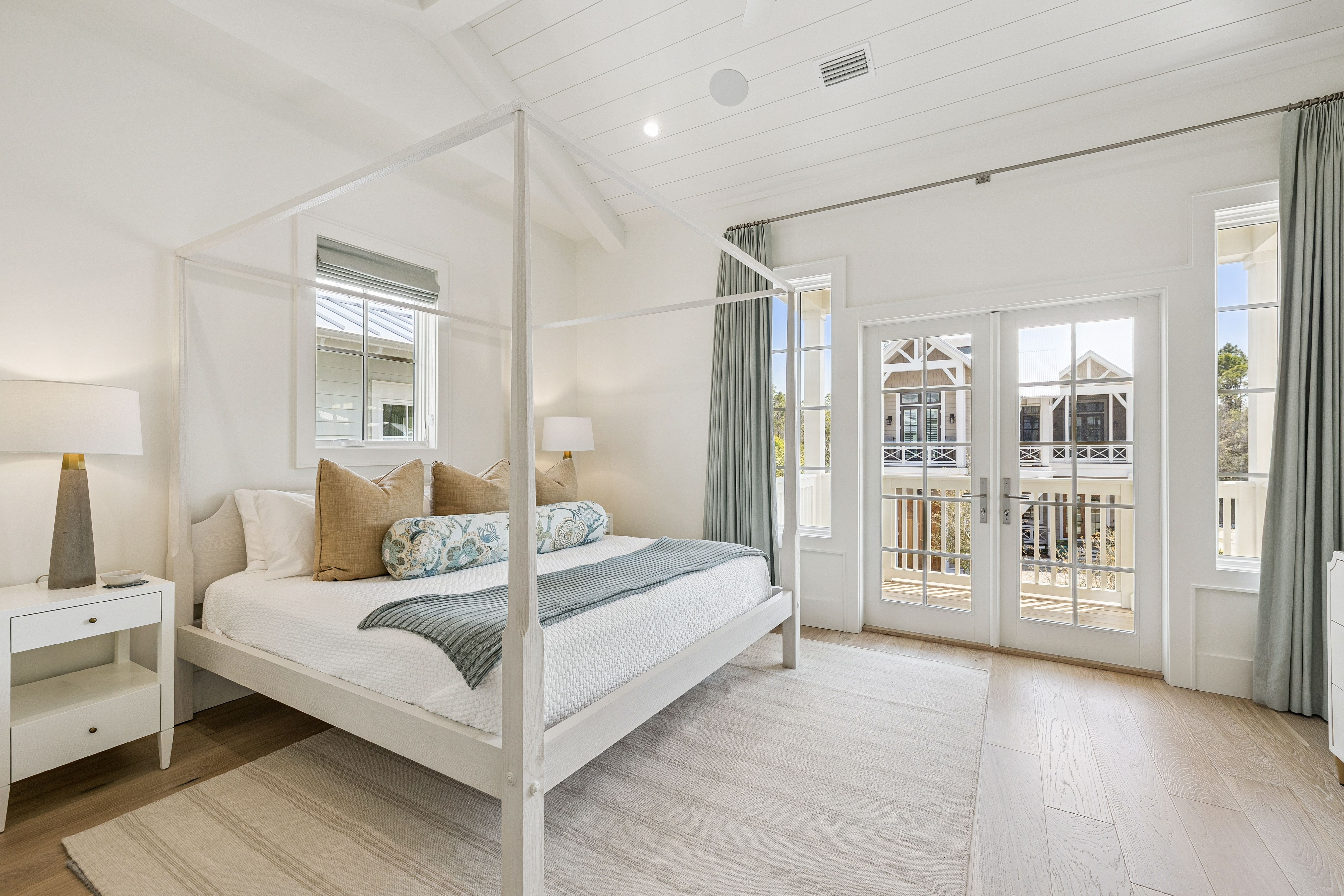  Refined Coastal Residence With Designer Interiors And Exceptional Craftsmanship - 物件實景