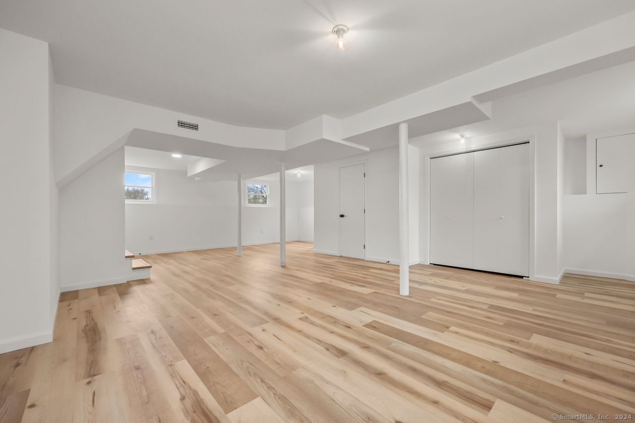 Milford, Connecticut, 06460, United States, 5 Bedrooms Bedrooms, ,3 BathroomsBathrooms,Residential,For Sale,1913239