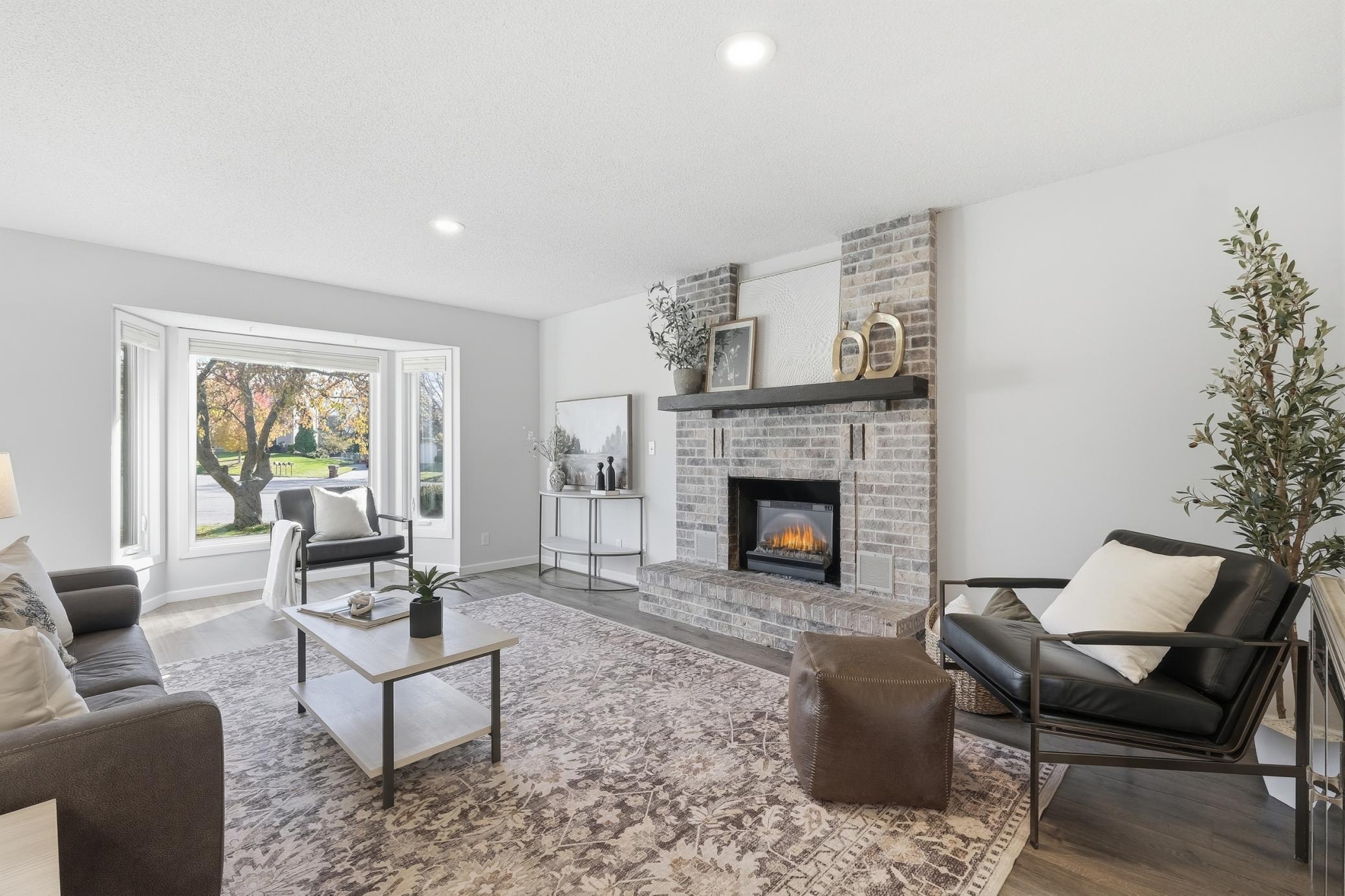 Woodbury, Minnesota, 55125, United States, 4 Bedrooms Bedrooms, ,2 BathroomsBathrooms,Residential,For Sale,1991775