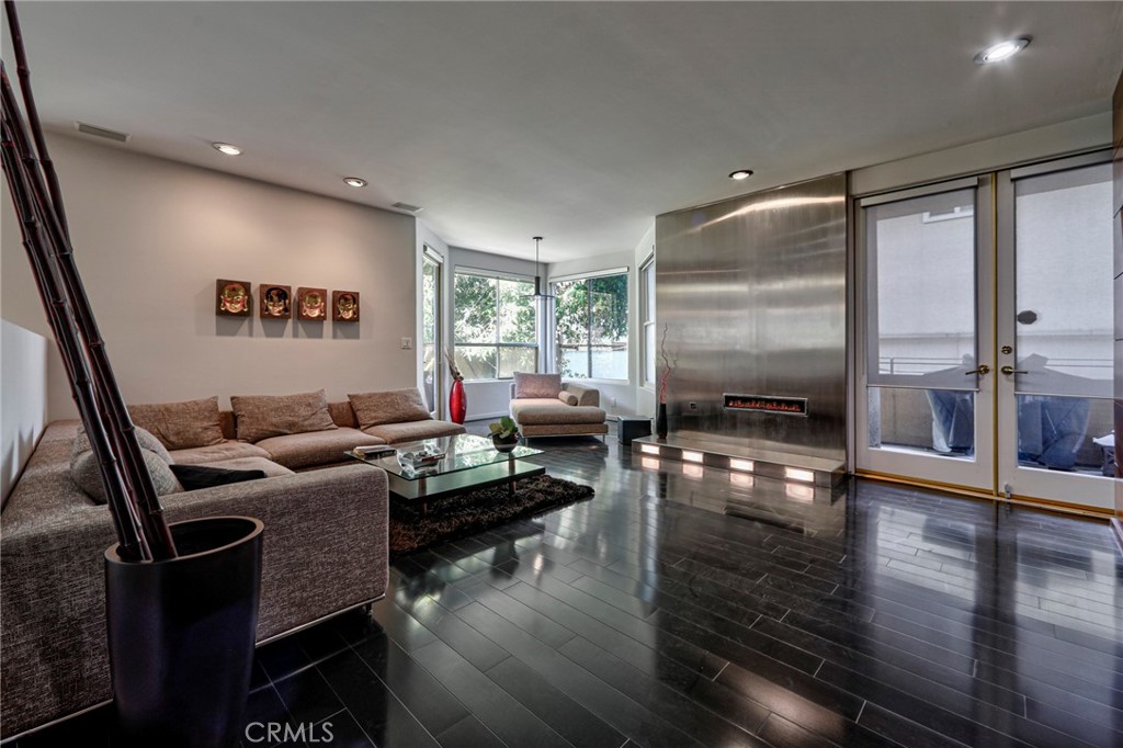 Studio City, California, 91604, United States, 2 Bedrooms Bedrooms, ,3 BathroomsBathrooms,Residential,For Sale,1847940