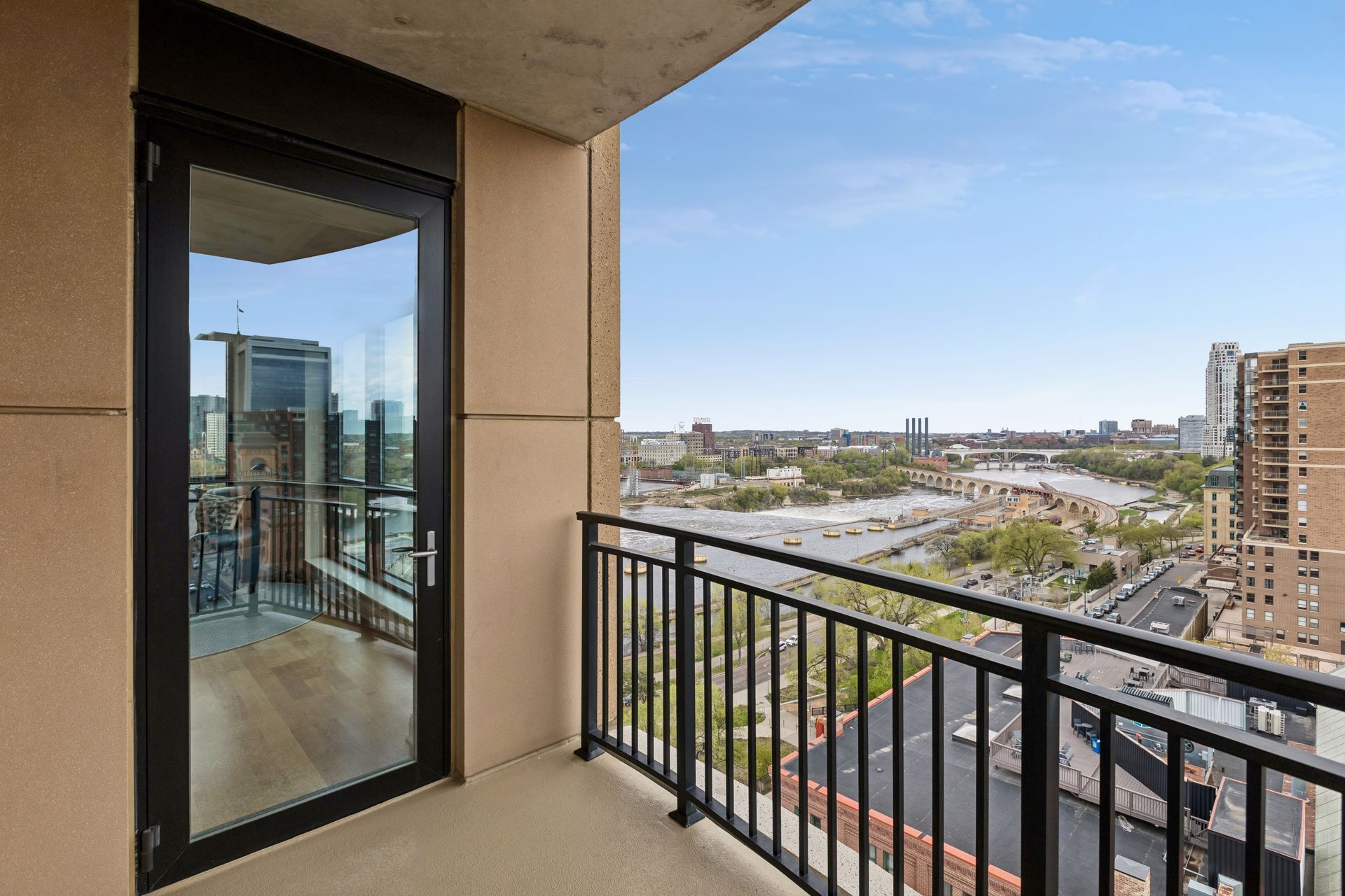  Elevated Living Above the Mississippi River - 物件實景