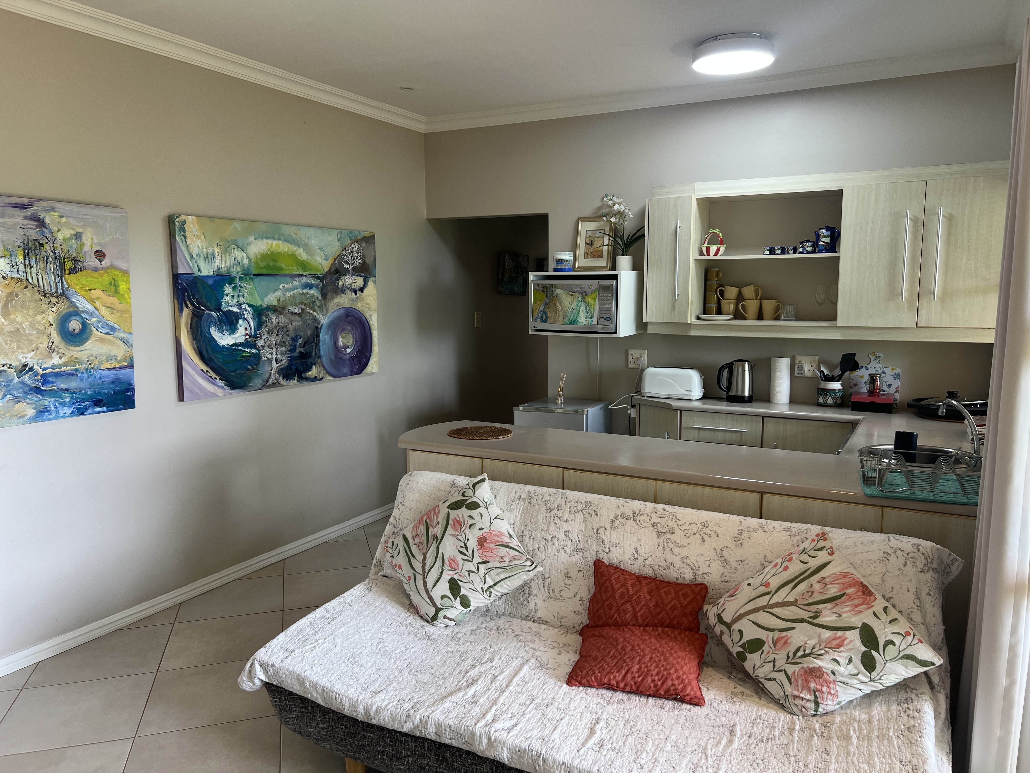  Meticulously maintained home with thoughtfully curated living spaces - 物件實景