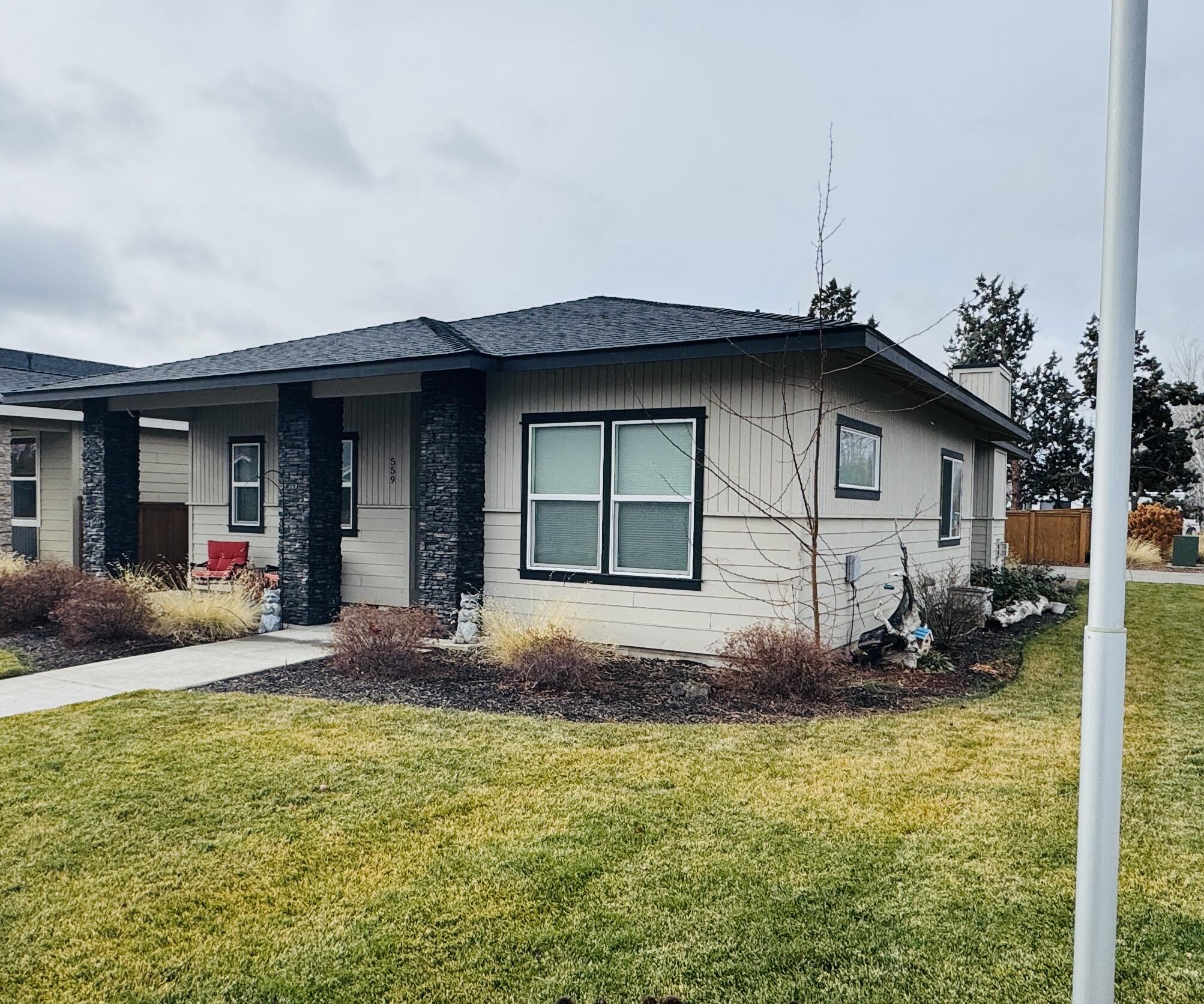 Redmond, Oregon, 97756, United States, 3 Bedrooms Bedrooms, ,2 BathroomsBathrooms,Residential,For Sale,2007791