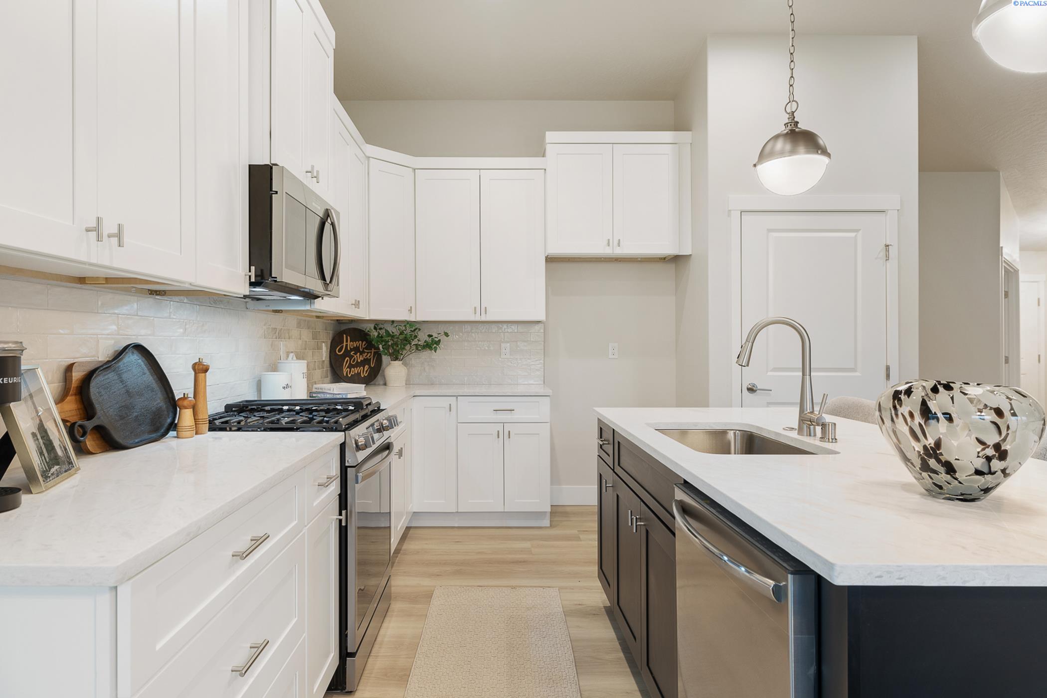 Kennewick, Washington, 99338, United States, 4 Bedrooms Bedrooms, ,1 BathroomBathrooms,Residential,For Sale,1973068