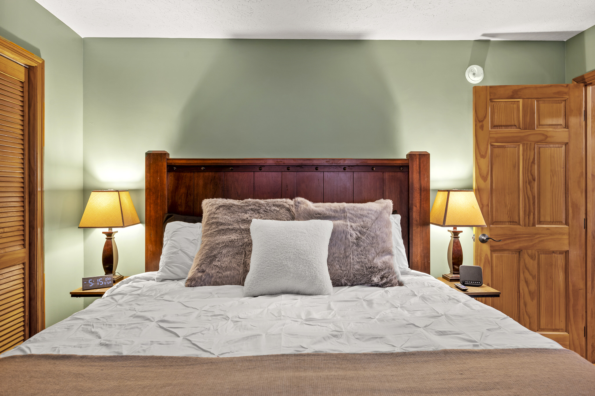 Gatlinburg, Tennessee, 37738, United States, 3 Bedrooms Bedrooms, ,2 BathroomsBathrooms,Residential,For Sale,1987408