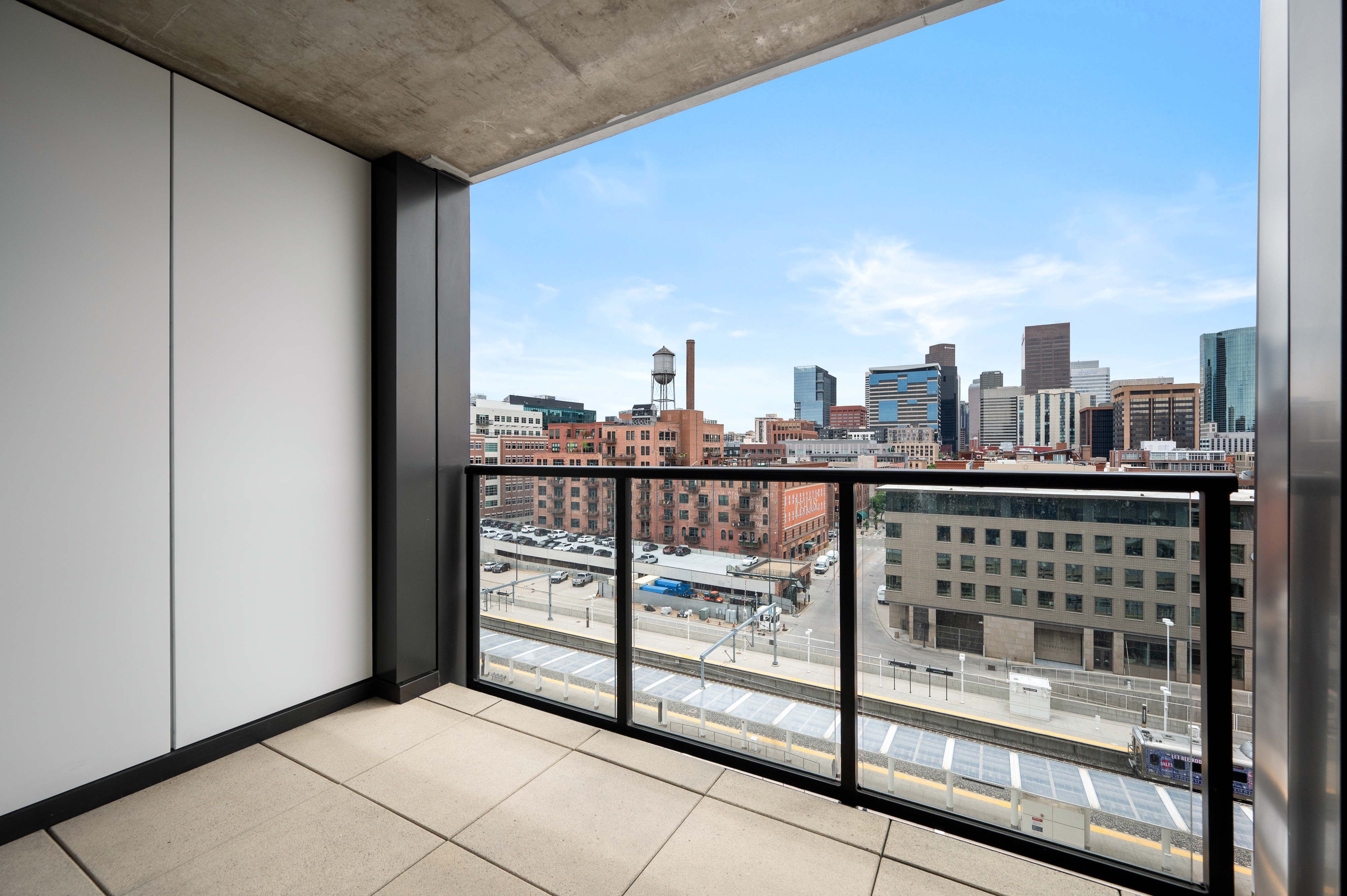  Phenomenal Views From The Floor To Ceiling Windows In This Downtown Building - 物件實景