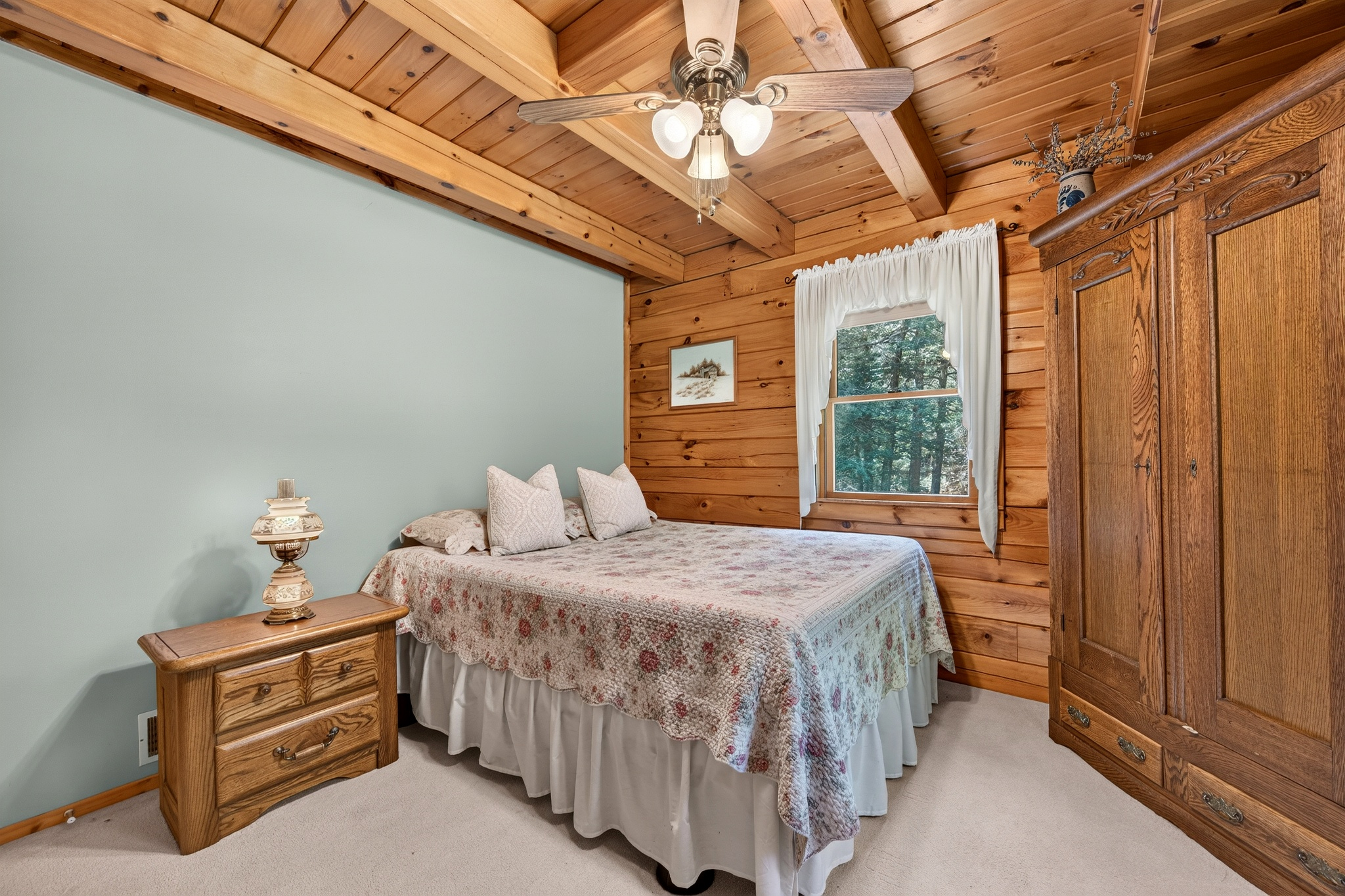  Tucked within four private, tranquil acres, this charming rustic log home offers - 物件實景