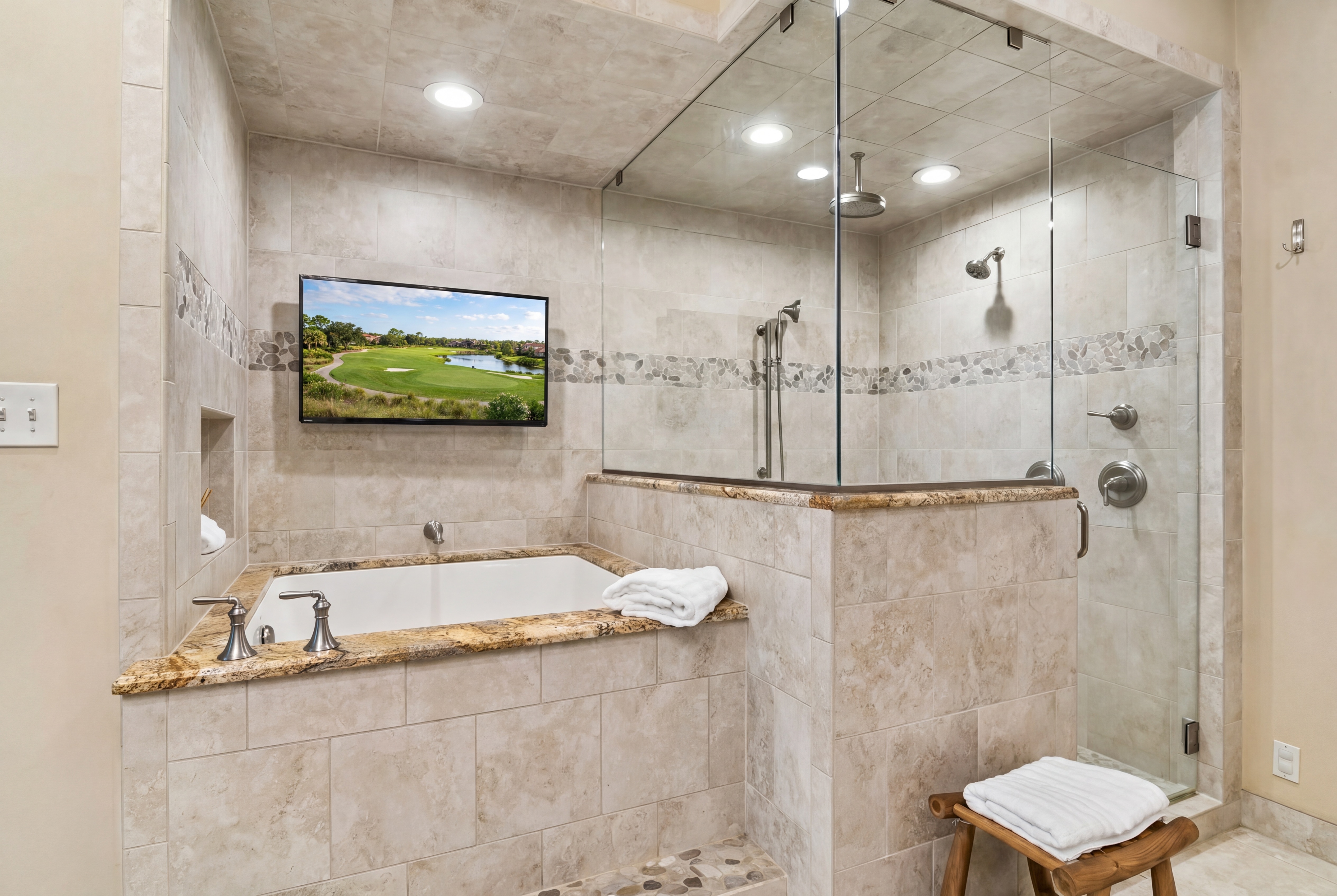  Elegant Deerfield Retreat with Resort-Style Backyard - 物件實景