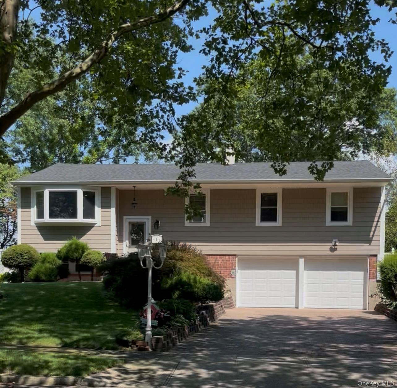 Commack, New York, 11725, United States, 6 Bedrooms Bedrooms, ,3 BathroomsBathrooms,Residential,For Sale,1917950