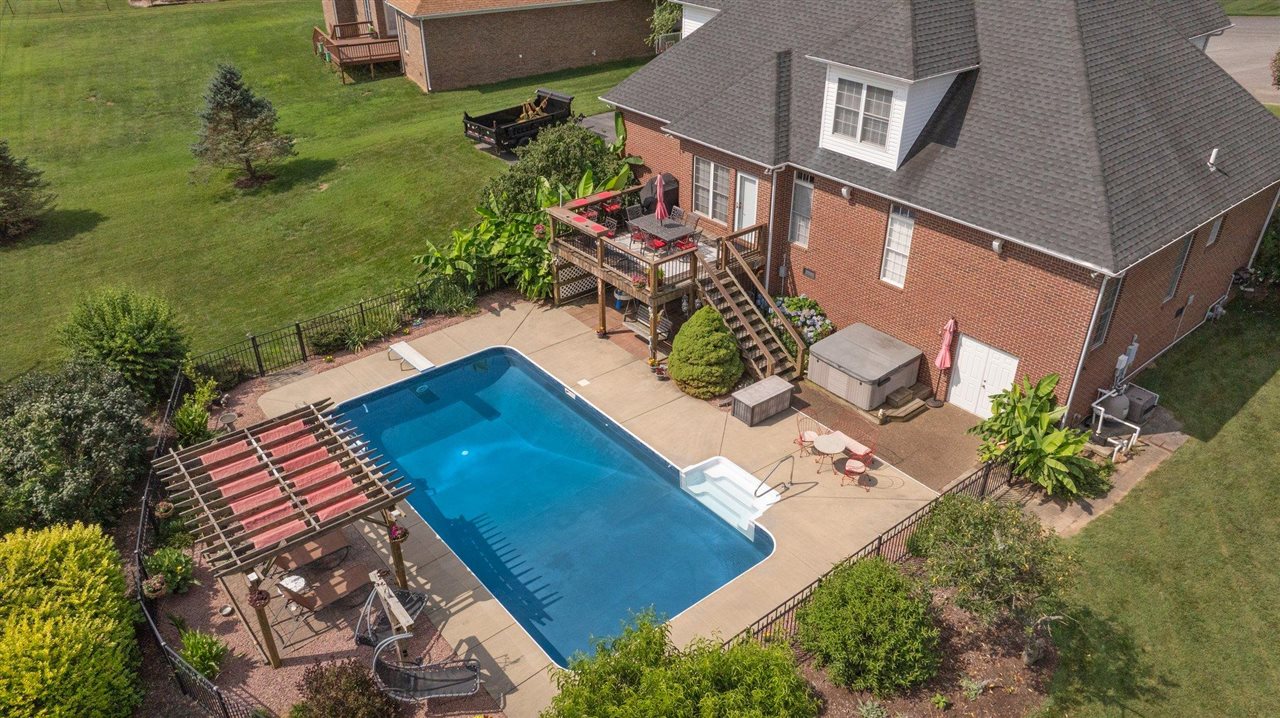 Bowling Green, Kentucky, 42104, United States, 6 Bedrooms Bedrooms, ,4 BathroomsBathrooms,Residential,For Sale,1882789