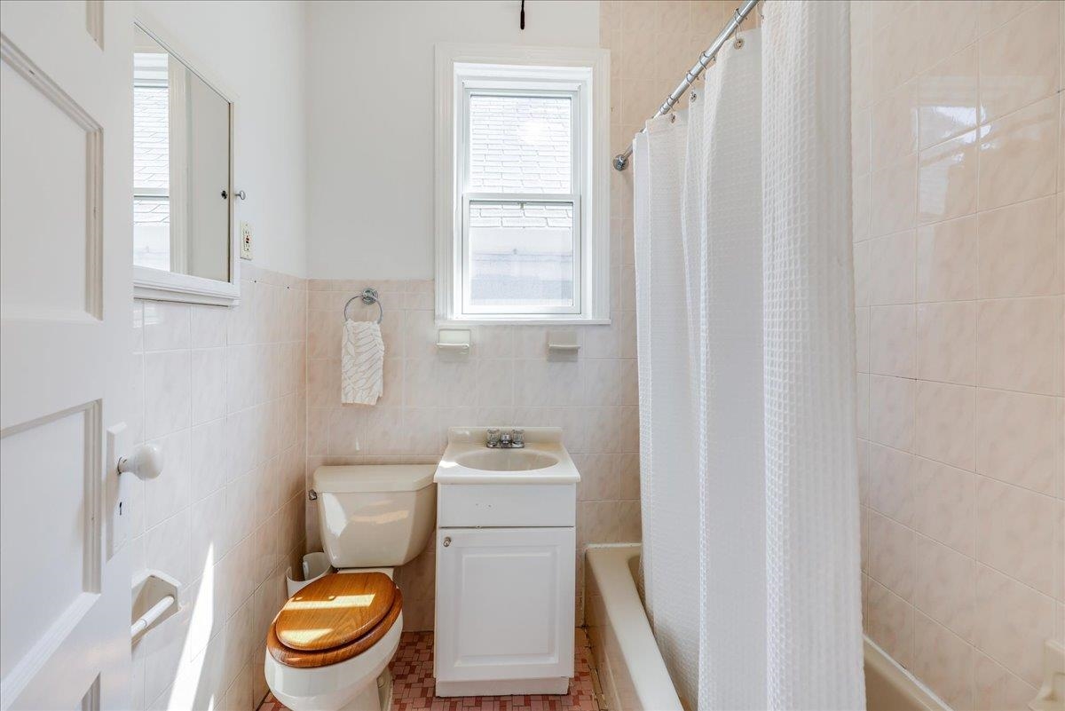 Jersey City, New Jersey, 07307, United States, 5 Bedrooms Bedrooms, ,2 BathroomsBathrooms,Residential,For Sale,1988239
