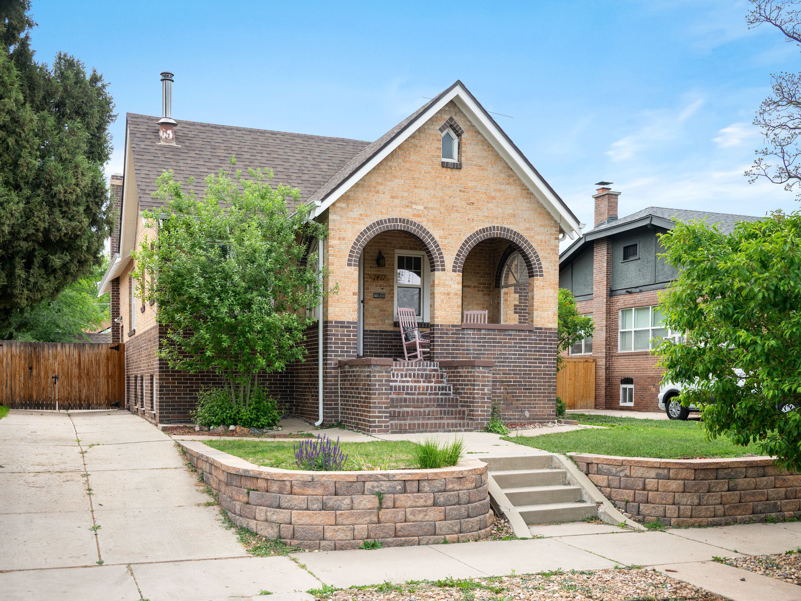  Charming, Tudor style, Brick Cottage Has Lovely Architectural Details - 物件實景