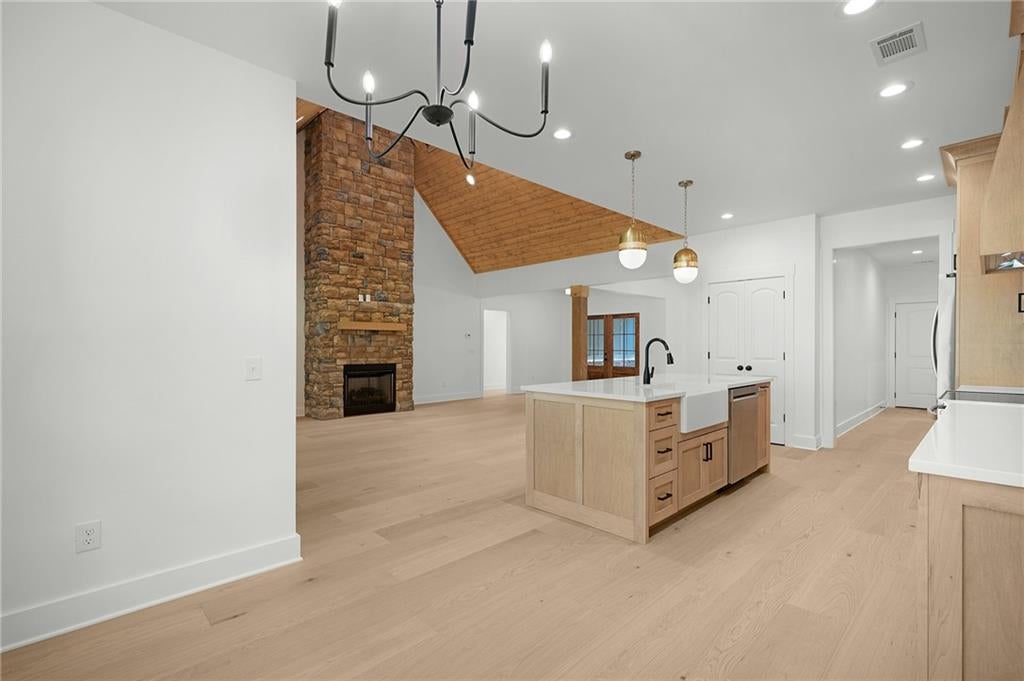 Calhoun, Georgia, 30701, United States, 4 Bedrooms Bedrooms, ,4 BathroomsBathrooms,Residential,For Sale,1980767