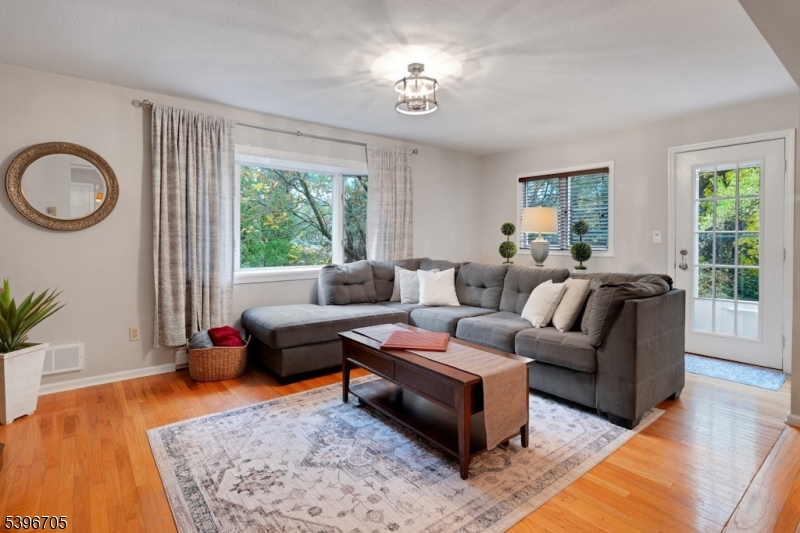 Mountain Lakes Boro, New Jersey, 07046, United States, 3 Bedrooms Bedrooms, ,2 BathroomsBathrooms,Residential,For Sale,1991088