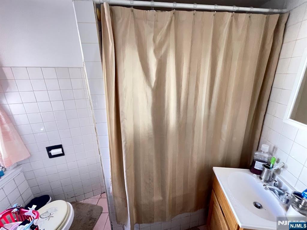 Newark, New Jersey, 07105, United States, 7 Bedrooms Bedrooms, ,4 BathroomsBathrooms,Residential,For Sale,1984618