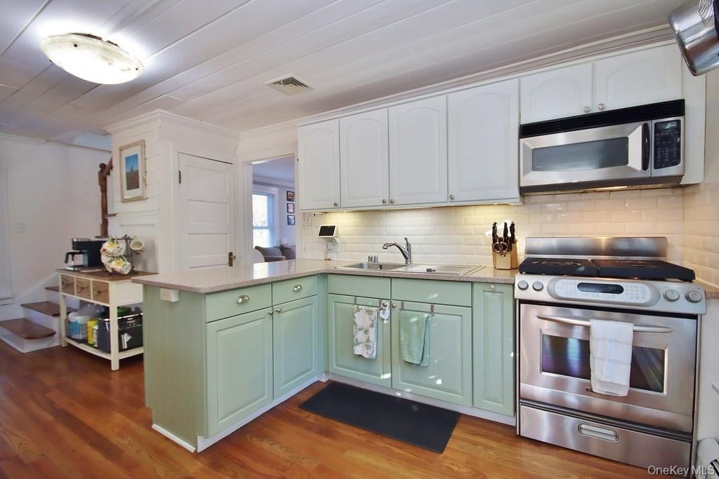 Garnerville, New York, 10923, United States, 3 Bedrooms Bedrooms, ,2 BathroomsBathrooms,Residential,For Sale,1974386