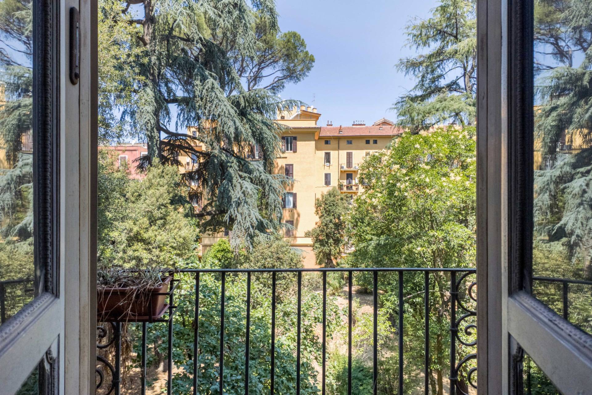 Roma, Roma, 00100, IT, 4 Bedrooms Bedrooms, ,2 BathroomsBathrooms,Residential,For Sale,1987482