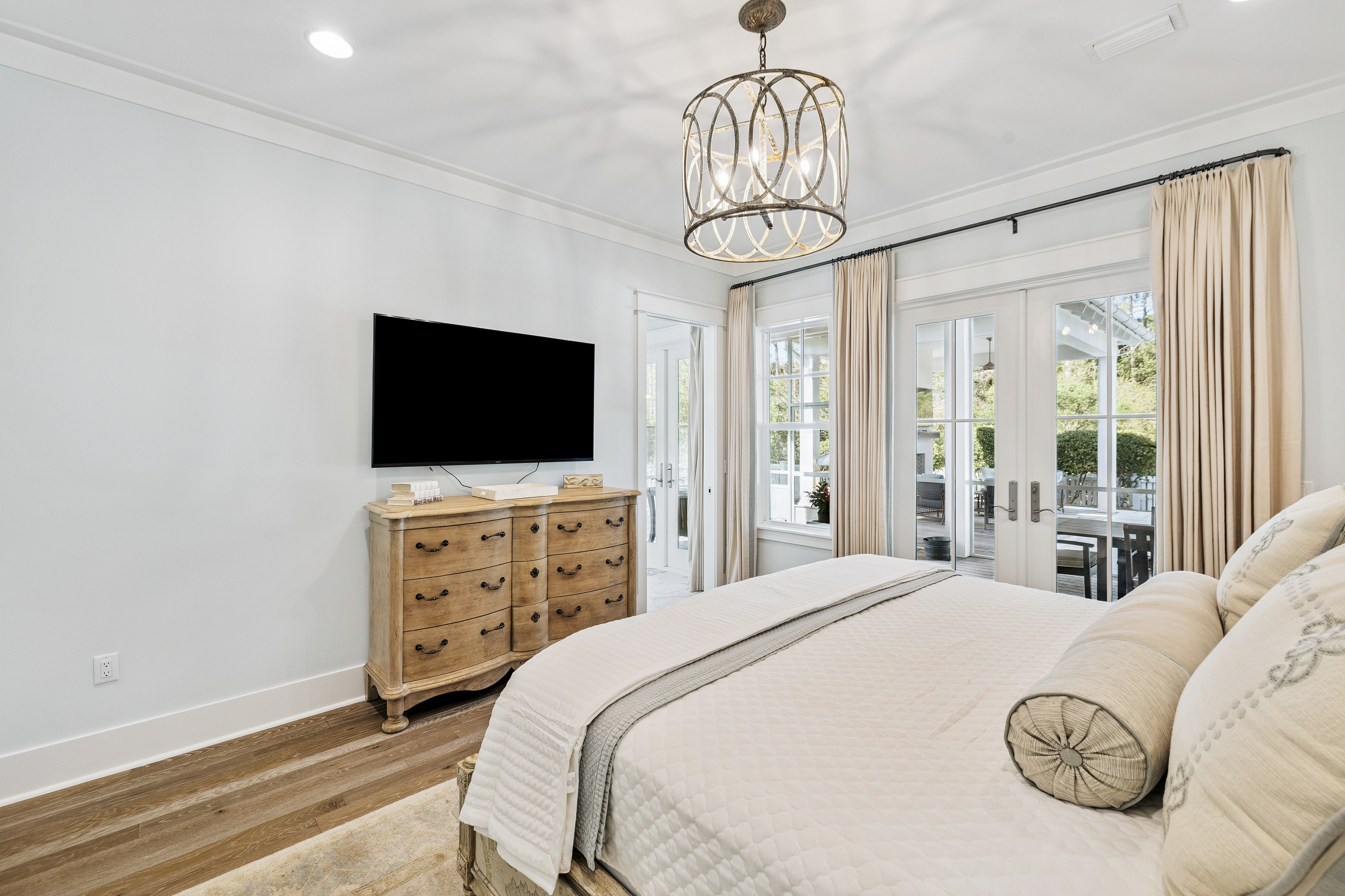  Designer-Furnished Coastal Retreat with Cabana & Outdoor Fireplace - 物件實景