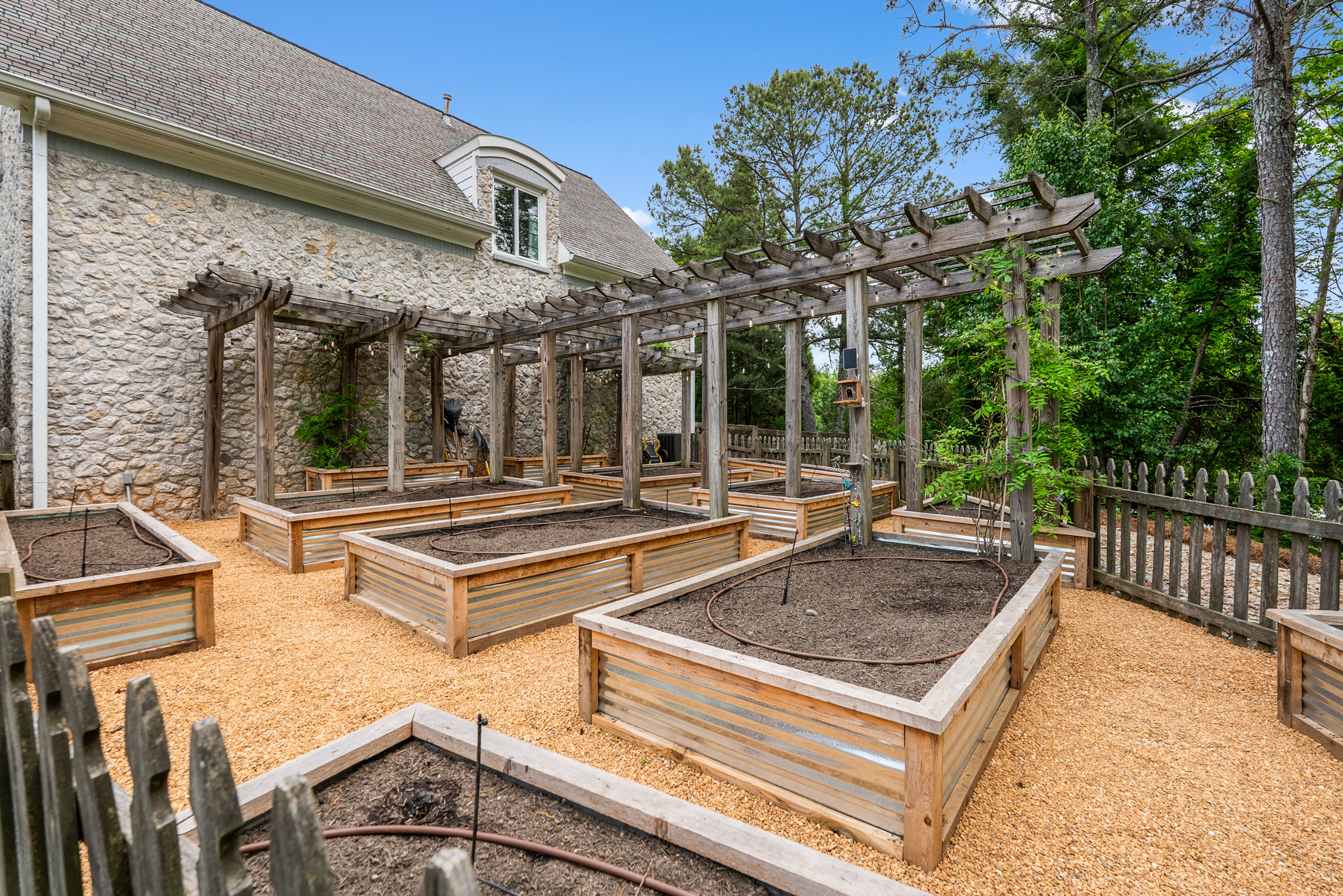  Experience Elevated Living in this Exceptional Estate-Style Residence - 物件實景