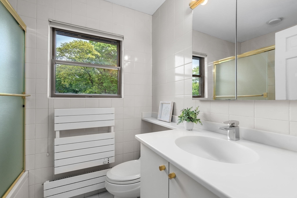 Newton, Massachusetts, 02468, United States, 4 Bedrooms Bedrooms, ,4 BathroomsBathrooms,Residential,For Sale,1942109