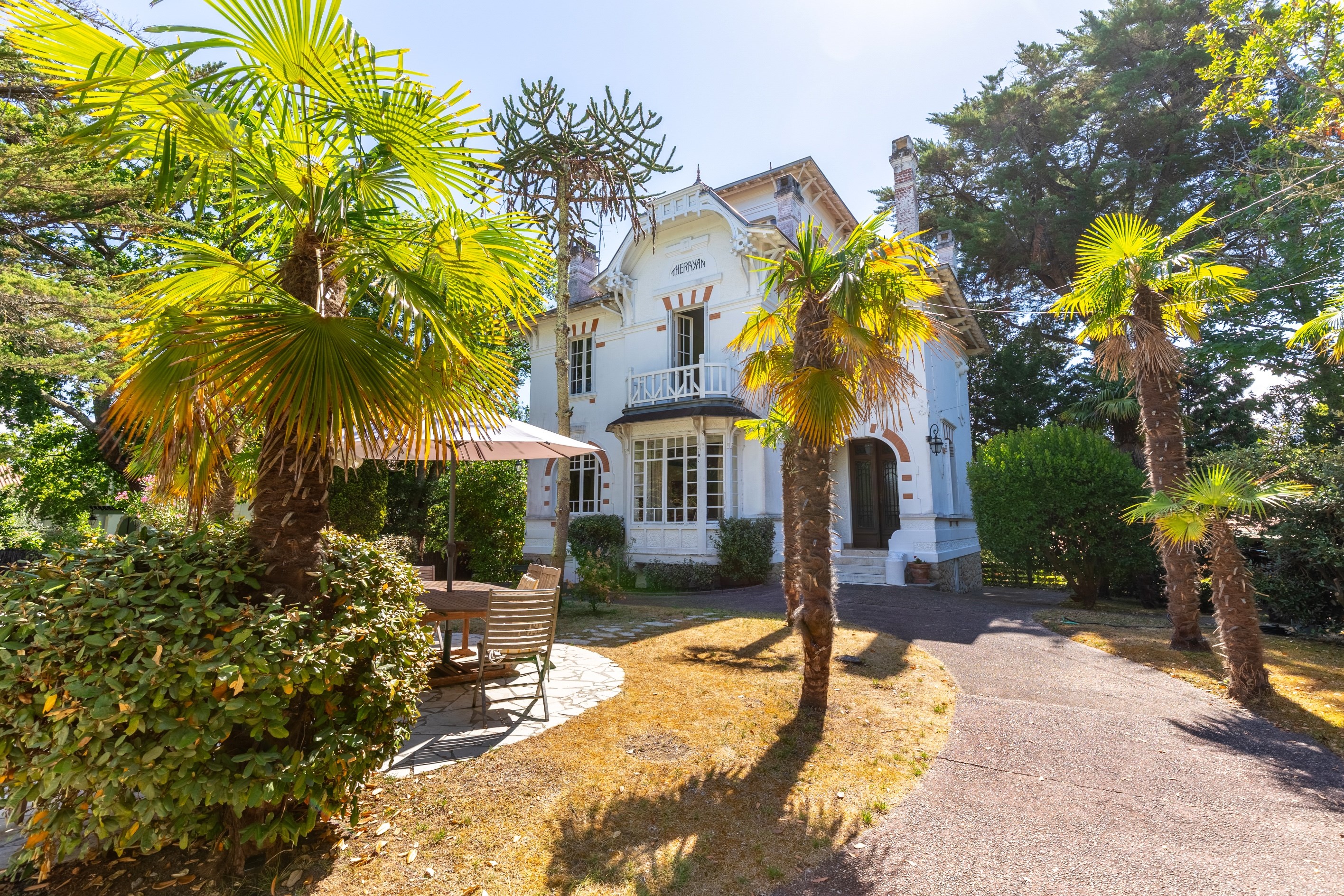  PARC PEREIRE – ELEGANT HISTORIC VILLA JUST 500 METRES FROM THE BEACH - 物件實景