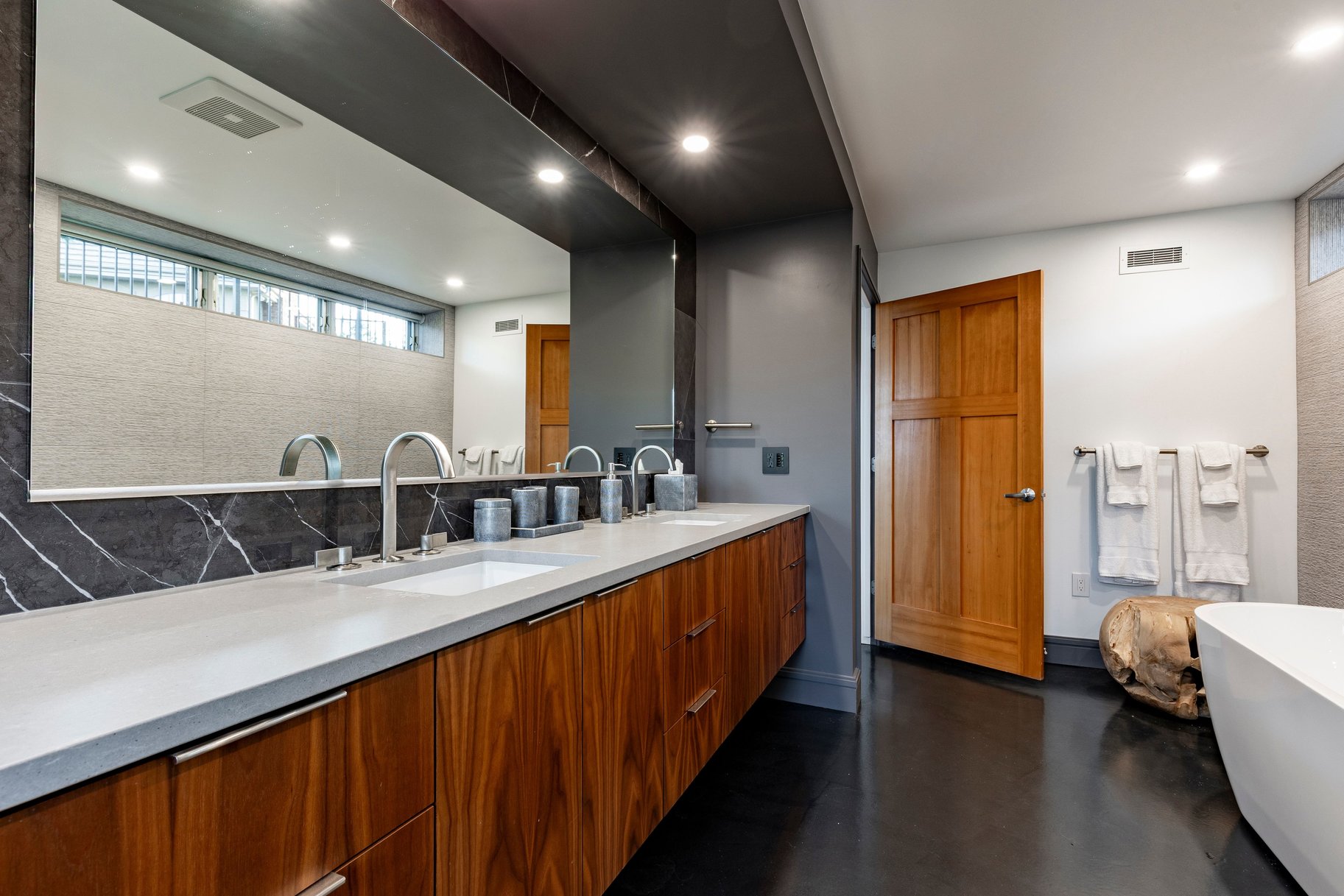  Stunning Contemporary Home with Commanding Views - 物件實景