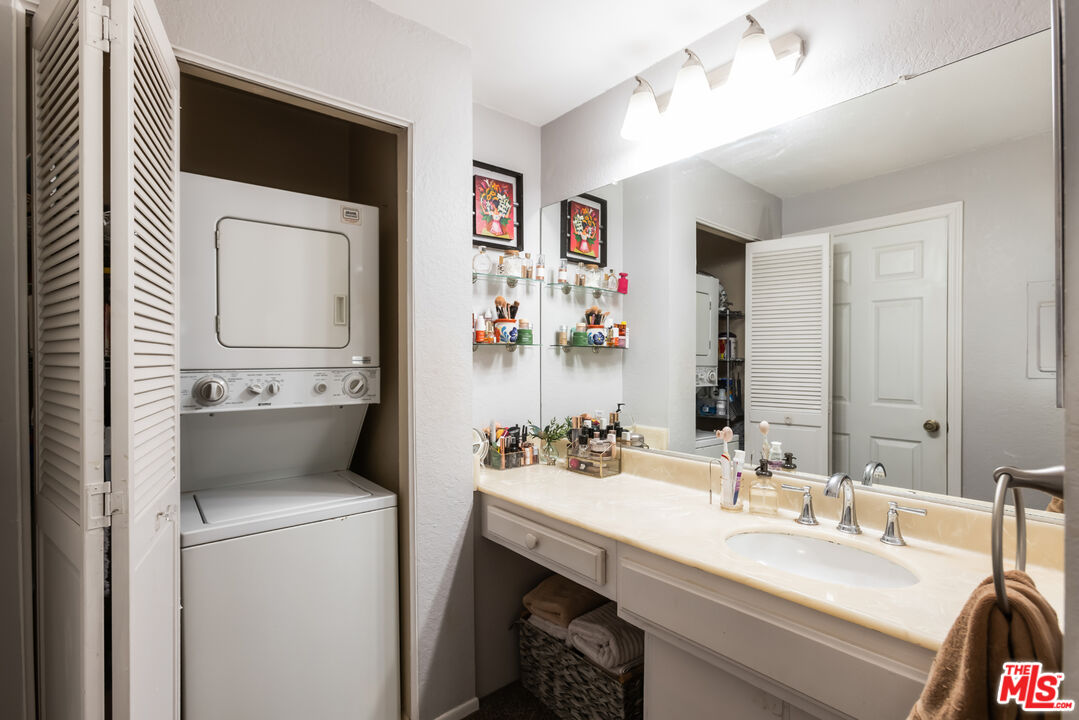 Playa Del Rey, California, 90293, United States, 1 Bedroom Bedrooms, ,1 BathroomBathrooms,Residential,For Sale,1940076