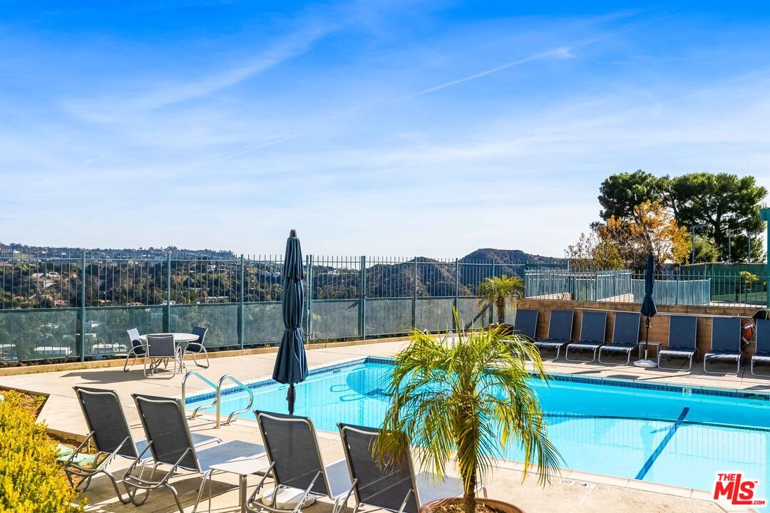 Los Angeles, California, 90077, United States, 5 Bedrooms Bedrooms, ,1 BathroomBathrooms,Residential,For Sale,1987970