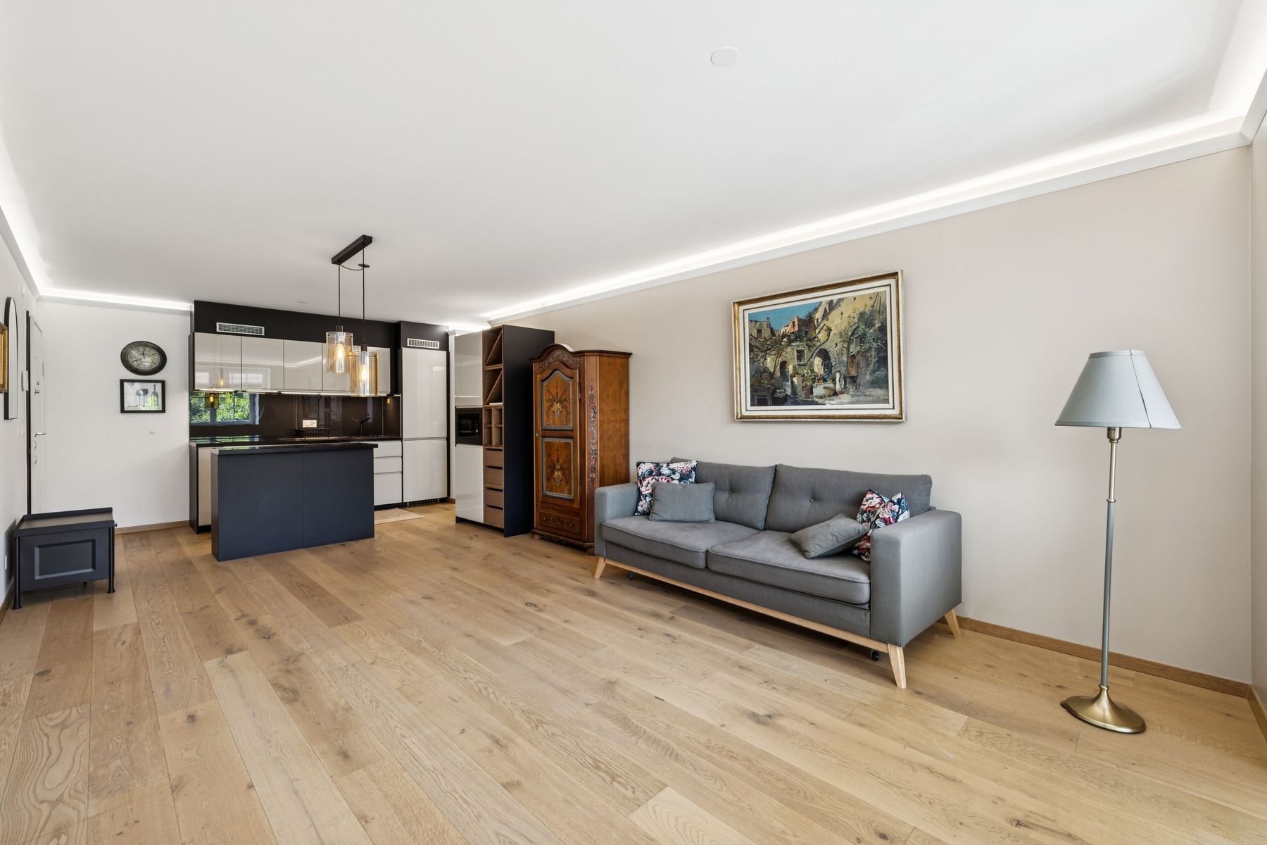  Modern comfort and tranquillity just a stone