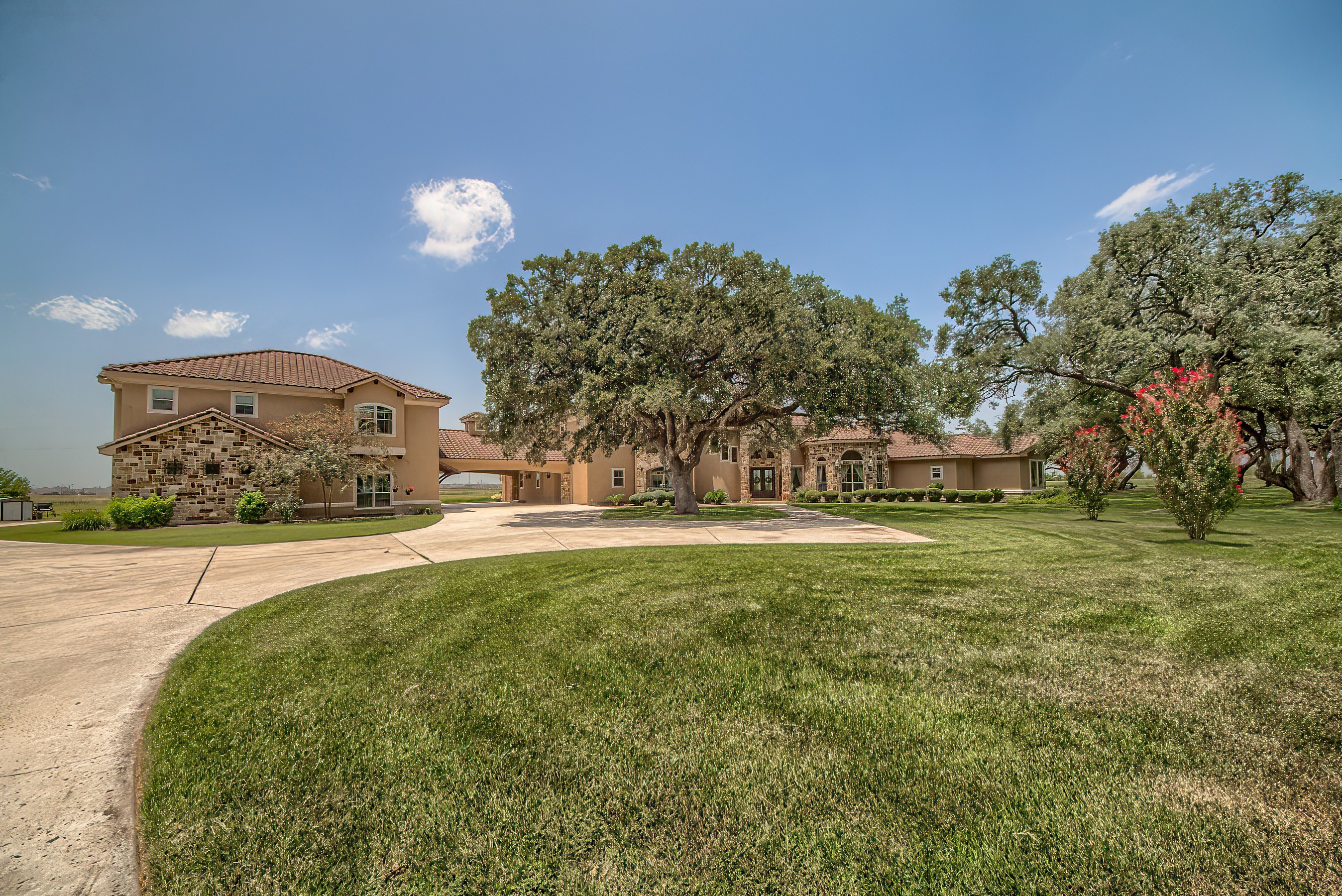 Seguin, Texas, 78155, United States, 7 Bedrooms Bedrooms, ,7 BathroomsBathrooms,Residential,For Sale,1994199