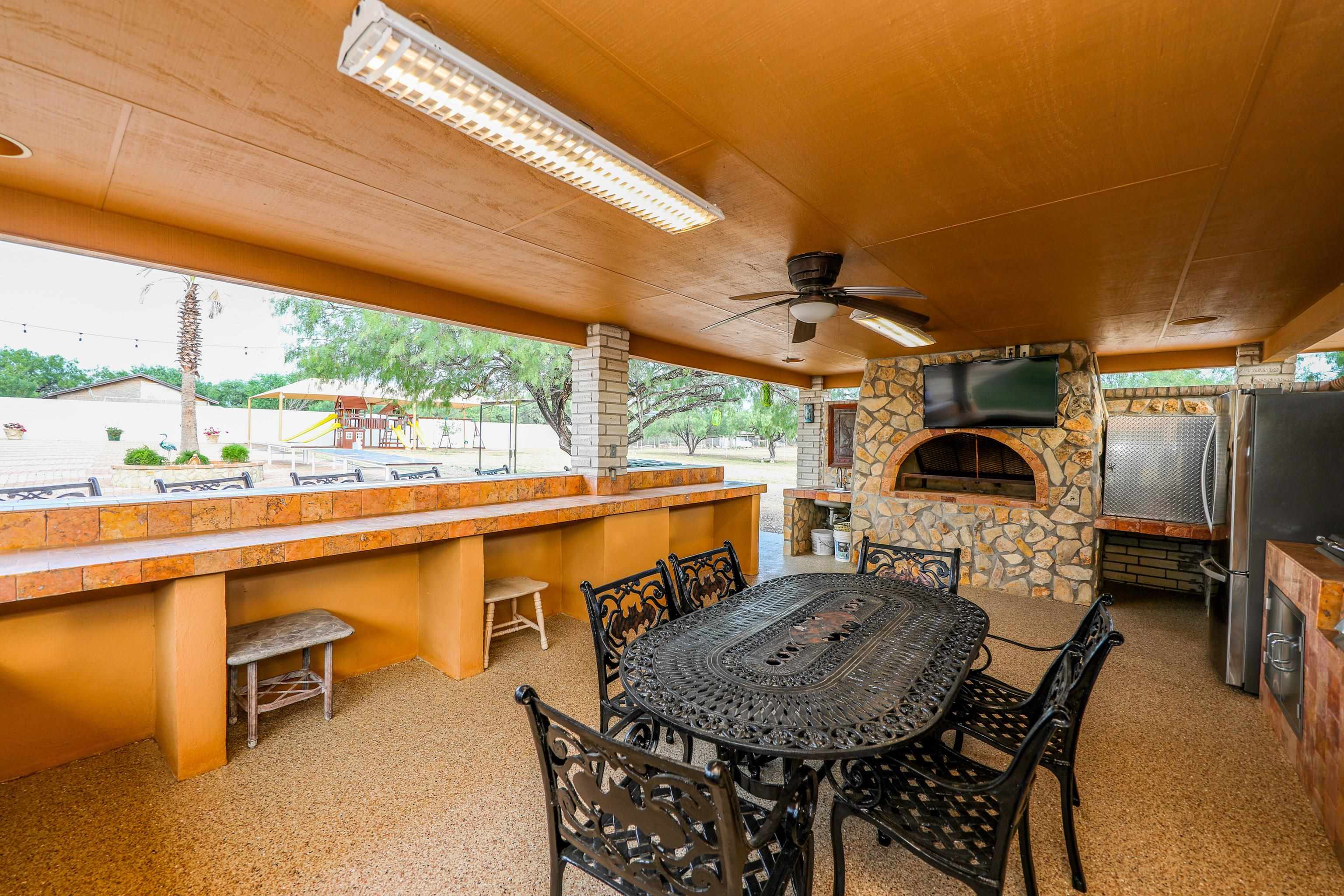 LAREDO, Texas, 78046, United States, 3 Bedrooms Bedrooms, ,4 BathroomsBathrooms,Residential,For Sale,1848774