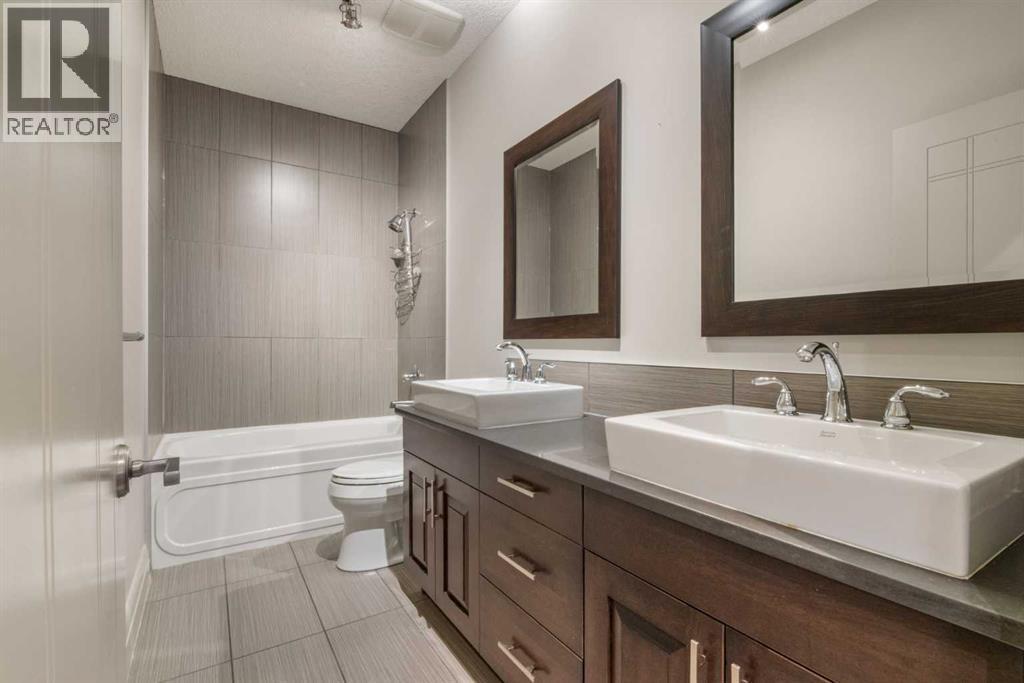 CALGARY, Alberta, T2E 2A7, CA, 5 Bedrooms Bedrooms, ,3 BathroomsBathrooms,Residential,For Sale,1947976