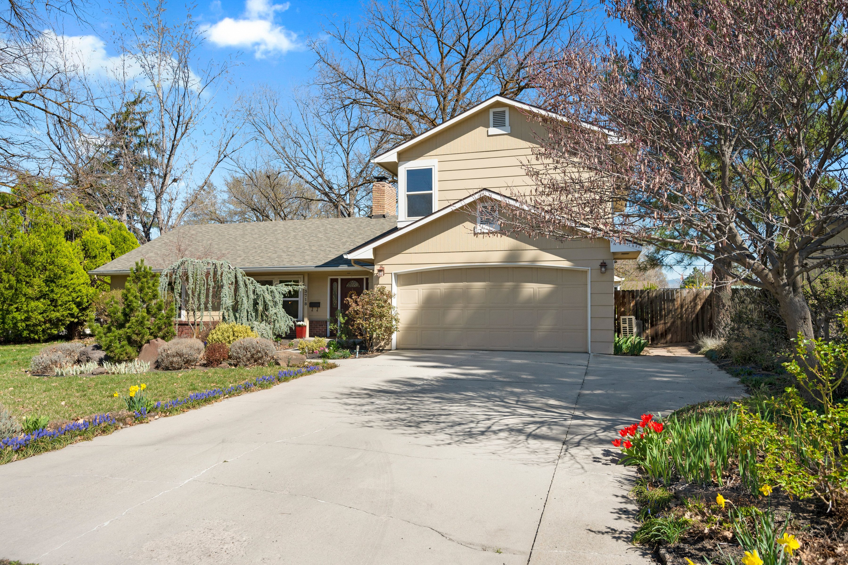  Timeless Mid-Century Design with Sunroom Living and Garden Oasis - 物件實景