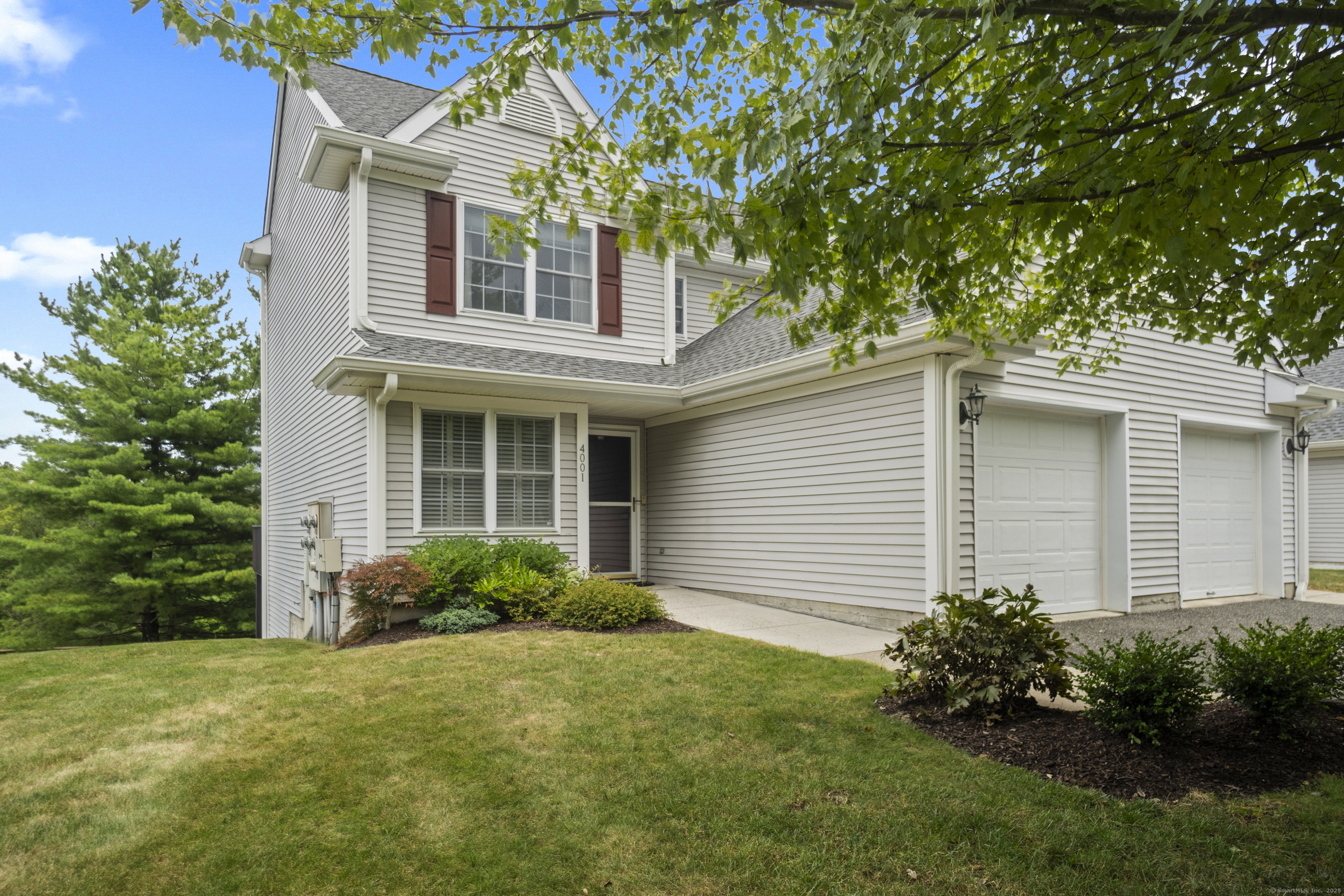 Danbury, Connecticut, 06811, United States, 2 Bedrooms Bedrooms, ,3 BathroomsBathrooms,Residential,For Sale,1932633