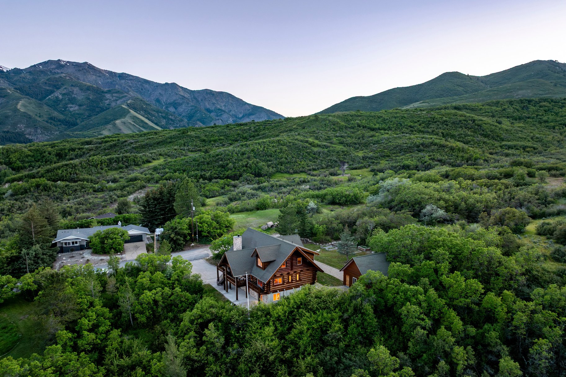  Refined Mountain Home on 1.27 Acres Near Snowbasin - 物件實景
