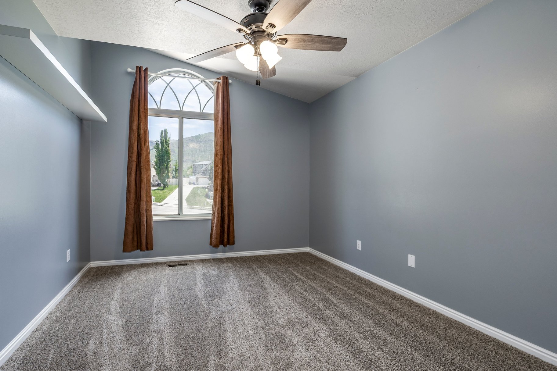  5 Bedroom, 3 Bath Home With One Of North Ogdens Best Porch Views - 物件實景