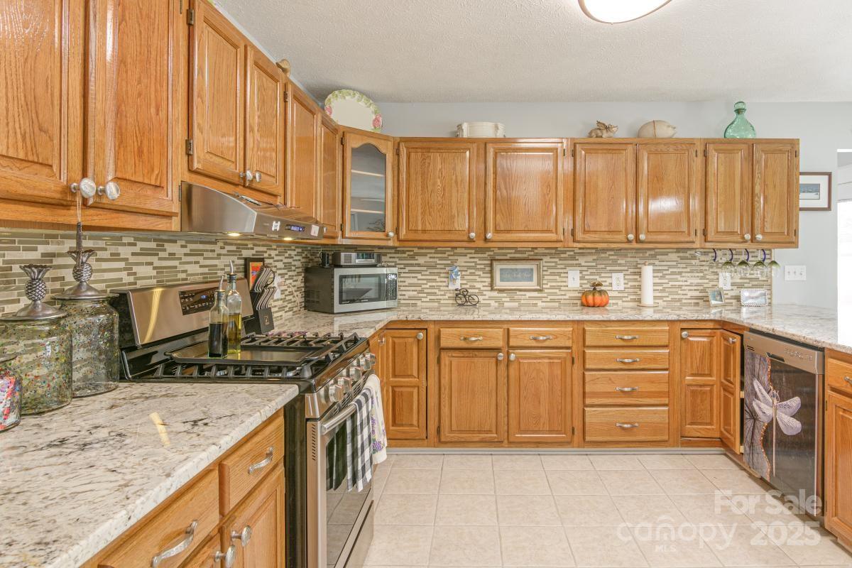 Hendersonville, North Carolina, 28792, United States, 3 Bedrooms Bedrooms, ,3 BathroomsBathrooms,Residential,For Sale,1942631